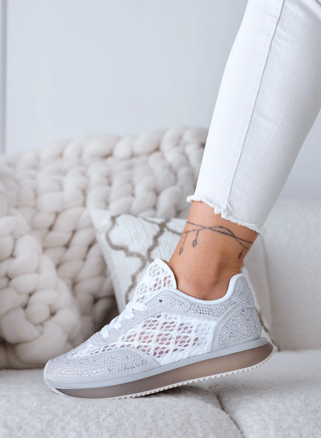 LORENA - Sneakers grigie con Pizzo bianco e Strass Luminosi - Image 3
