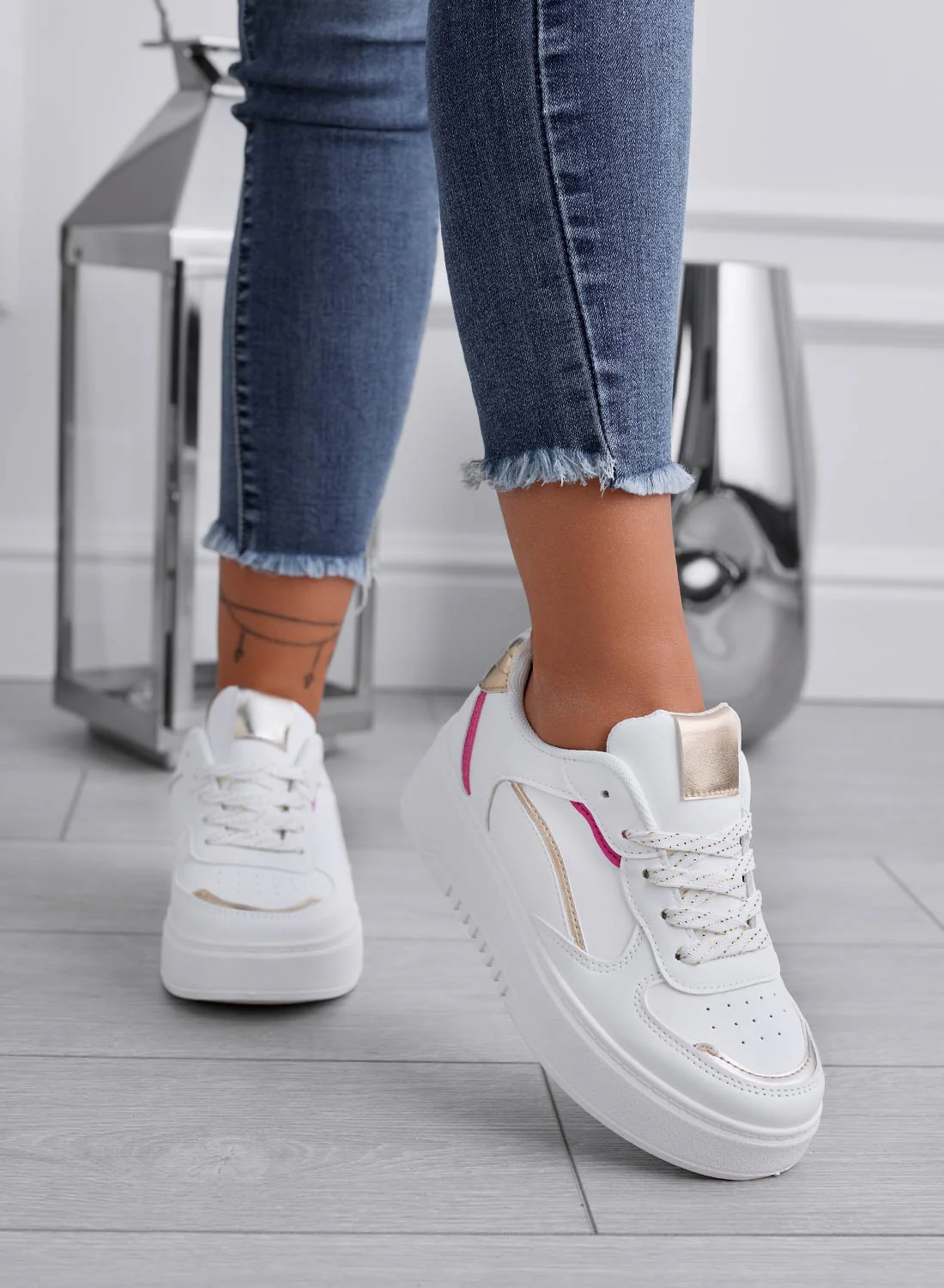 LORIS - Sneakers bianche con inserti fuxia e oro - Image 3