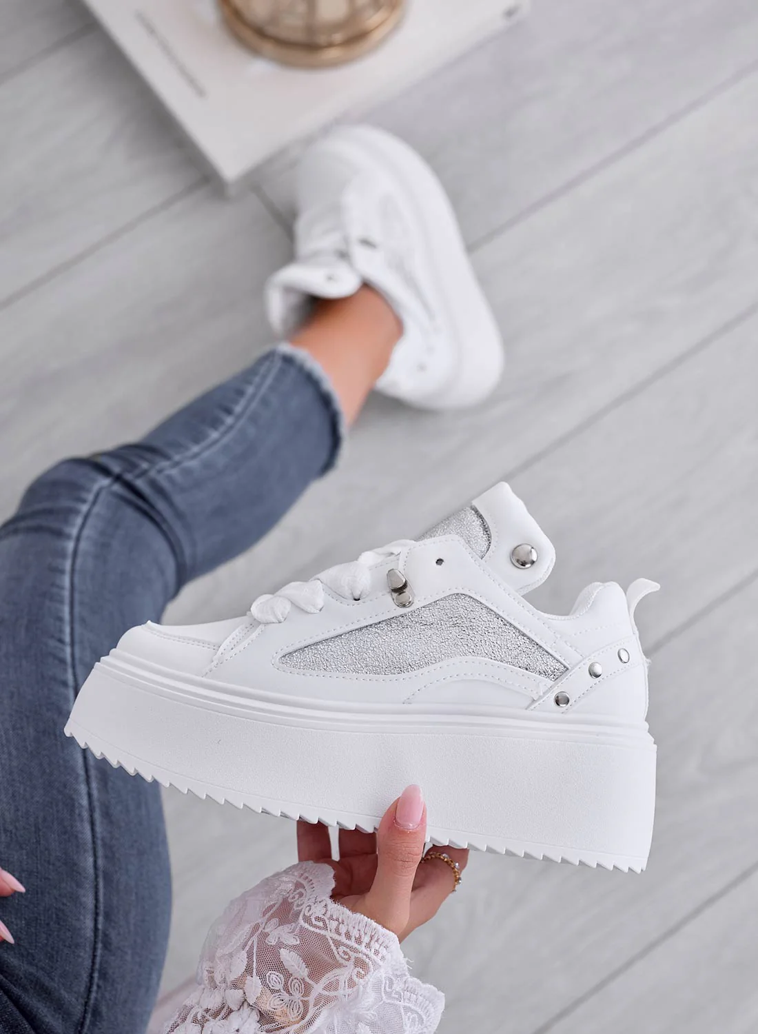 LUCILLA - Sneakers bianche con zeppa e inserti laminati argento - Image 2