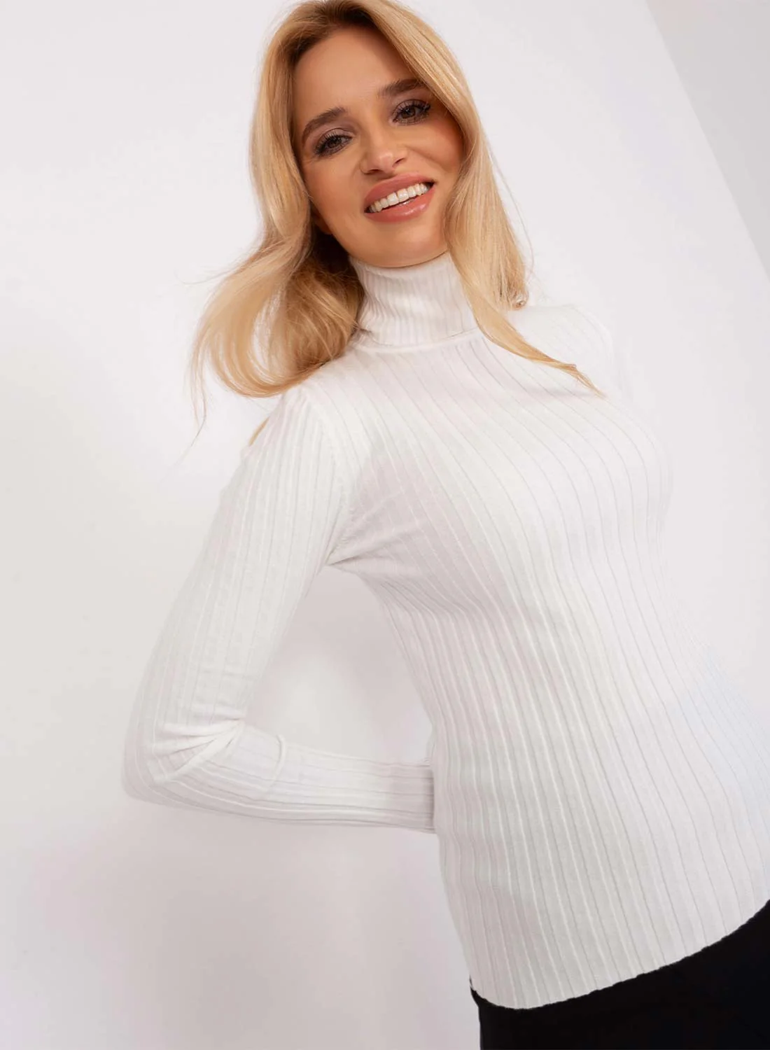 Maglia bianca a costine con collo alto - Image 3