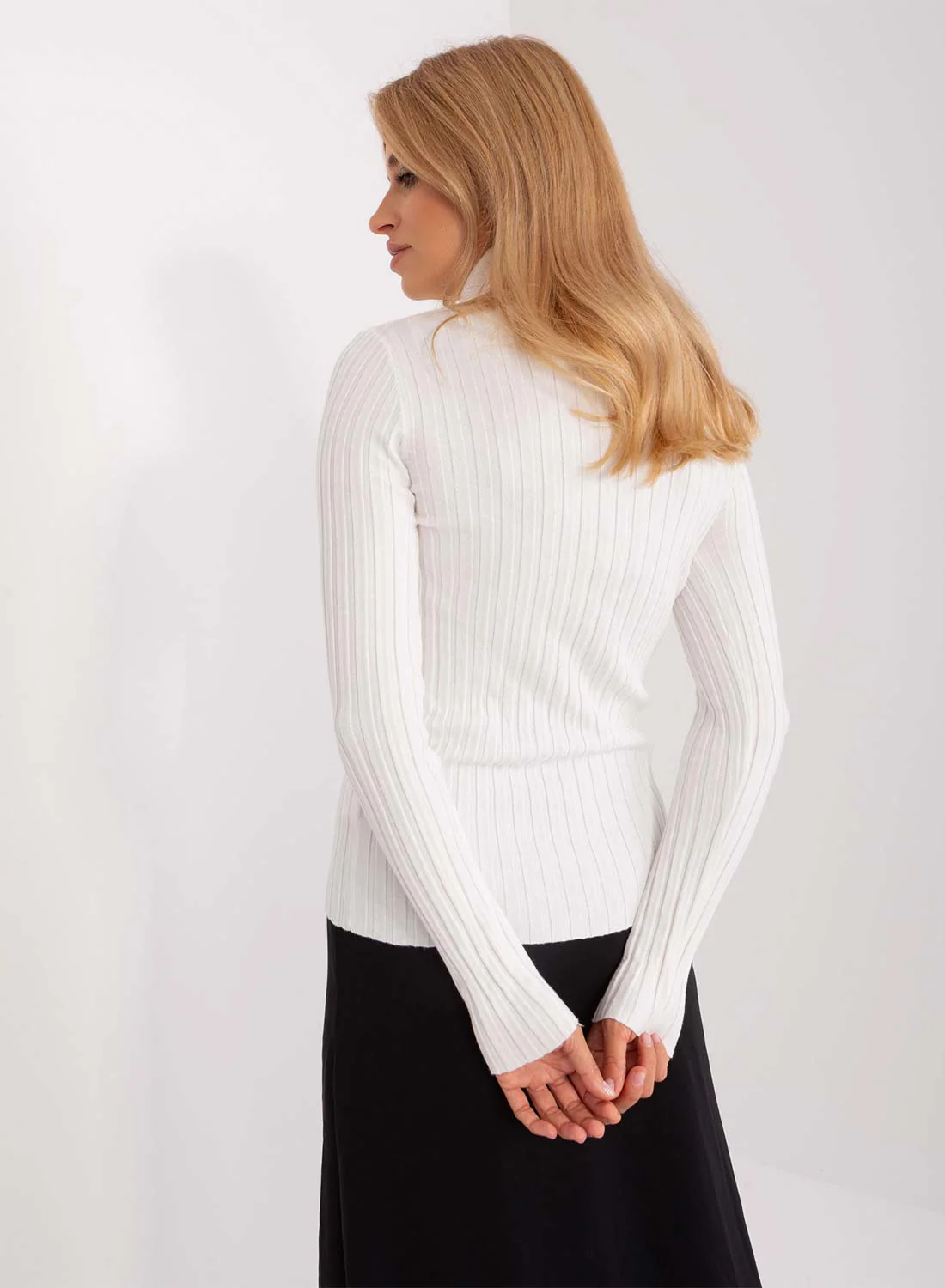 Maglia bianca a costine con collo alto - Image 4
