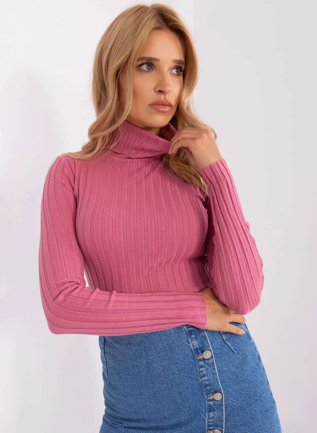 Maglia rosa a costine con collo alto - Image 3
