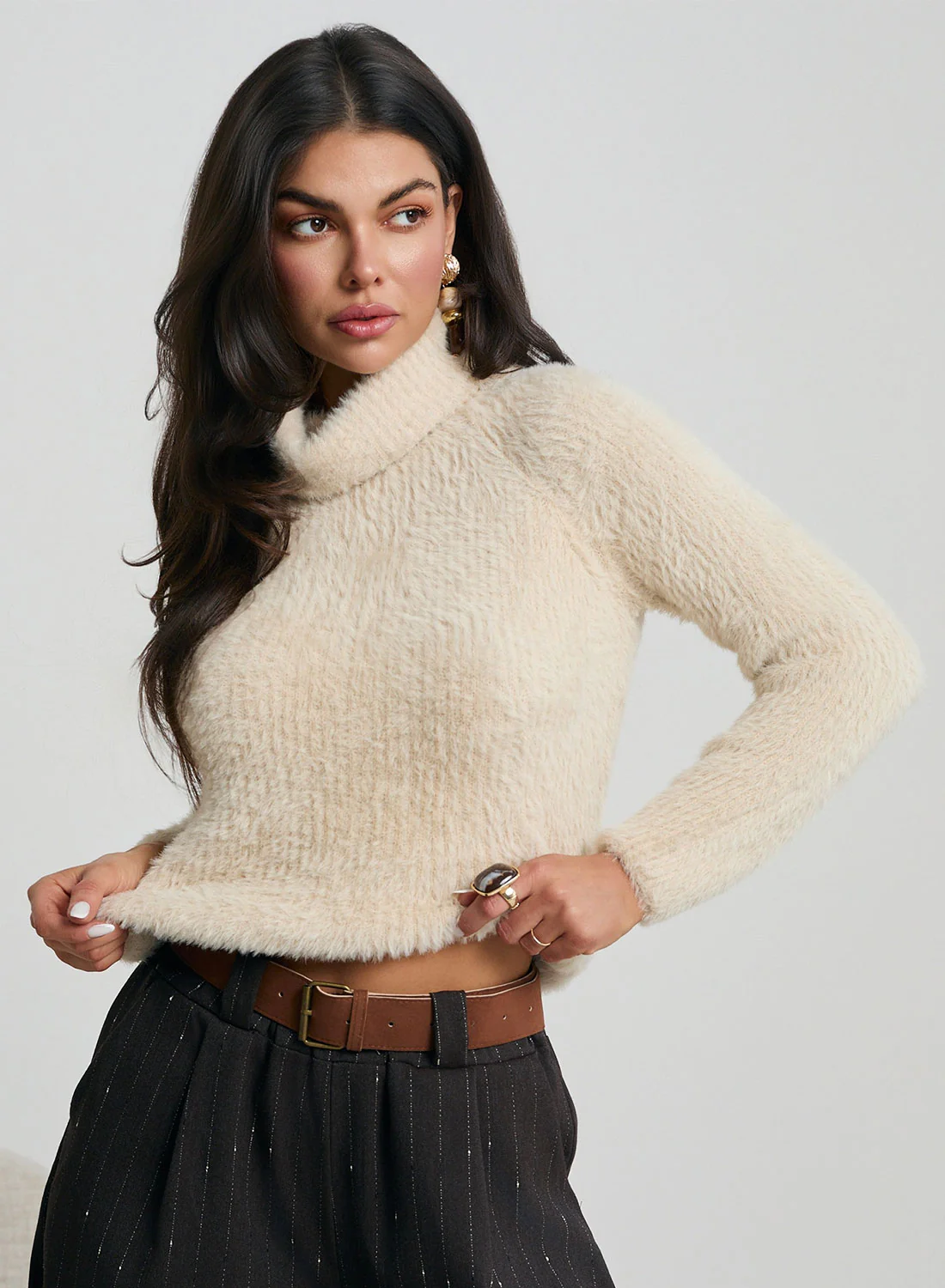 Maglione beige a collo alto con trama pelosa
