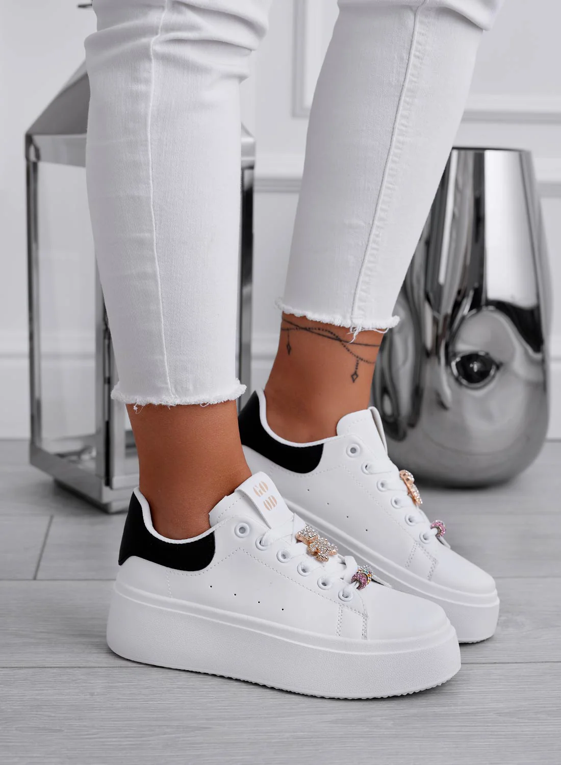 Sneakers bianche con retro nero e teddy gioiello - Image 2