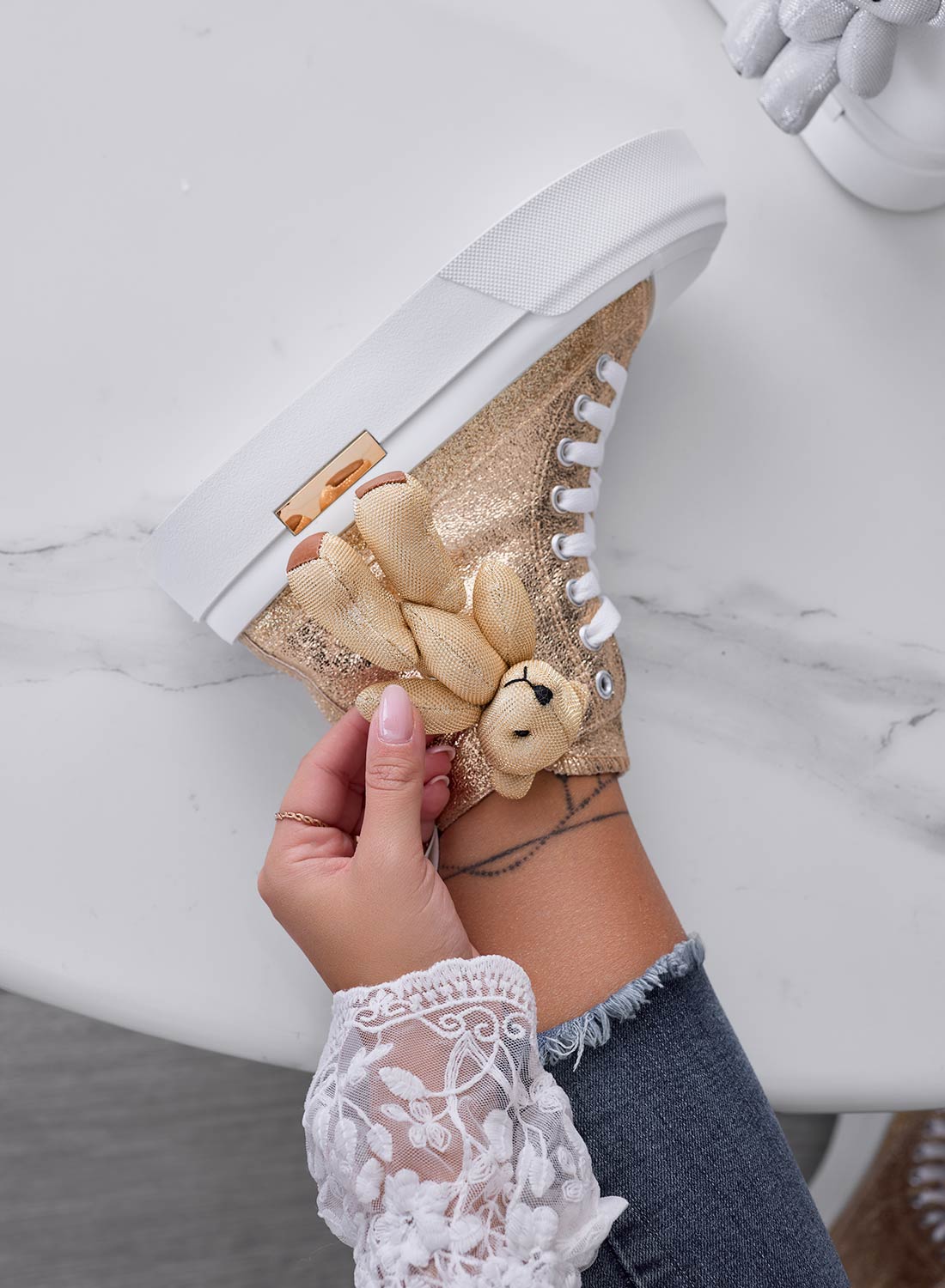 MARICA - Sneakers oro laminate con peluche teddy - Image 4