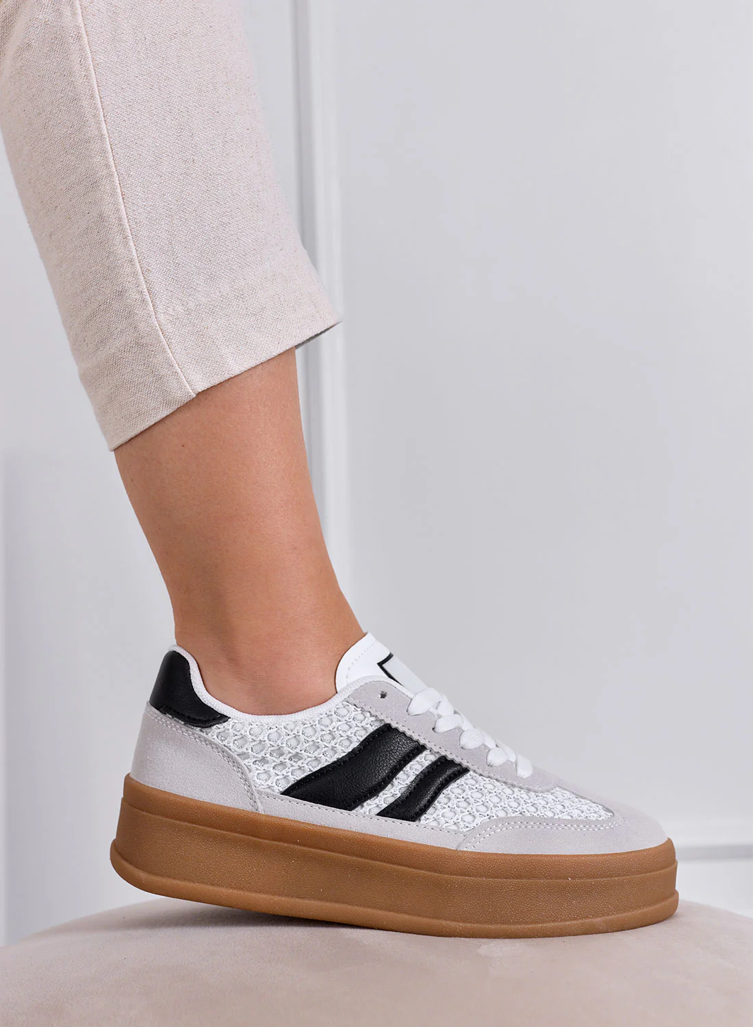 MARISOL - Sneakers grigie con inserti neri e suola in gomma - Image 2