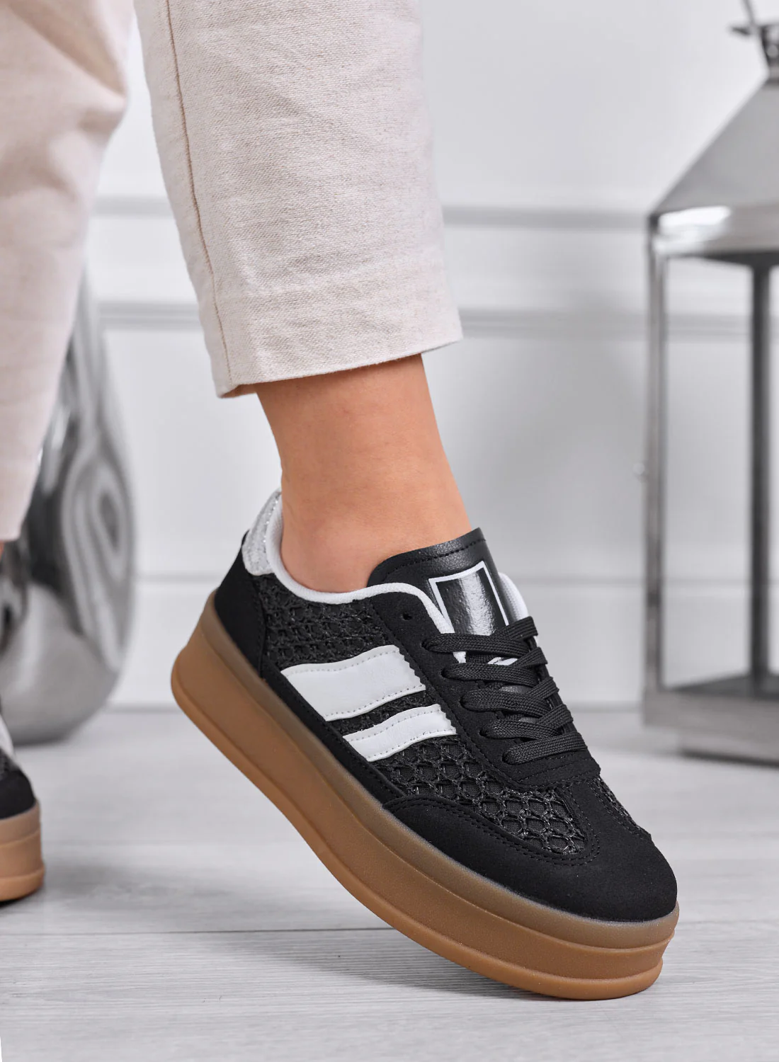 MARISOL - Sneakers nere con inserti bianchi e suola in gomma - Image 3