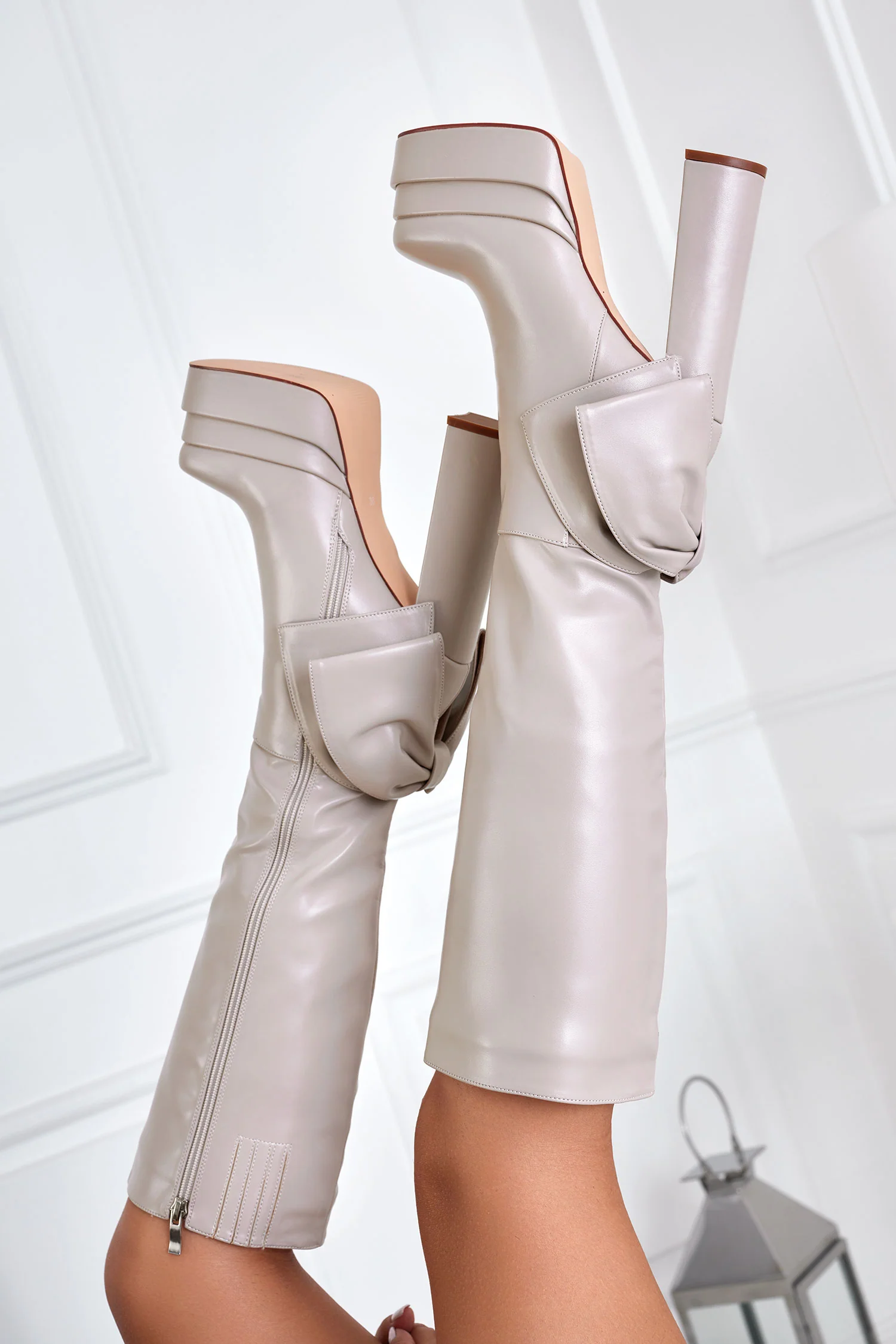 Stivali beige platform Alexoo con fiocco e tacco alto - Image 6