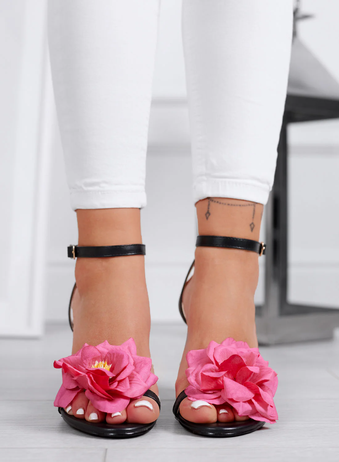 MARK - Sandali eleganti neri con tacco alto e applicazione fiore fuxia - Image 3