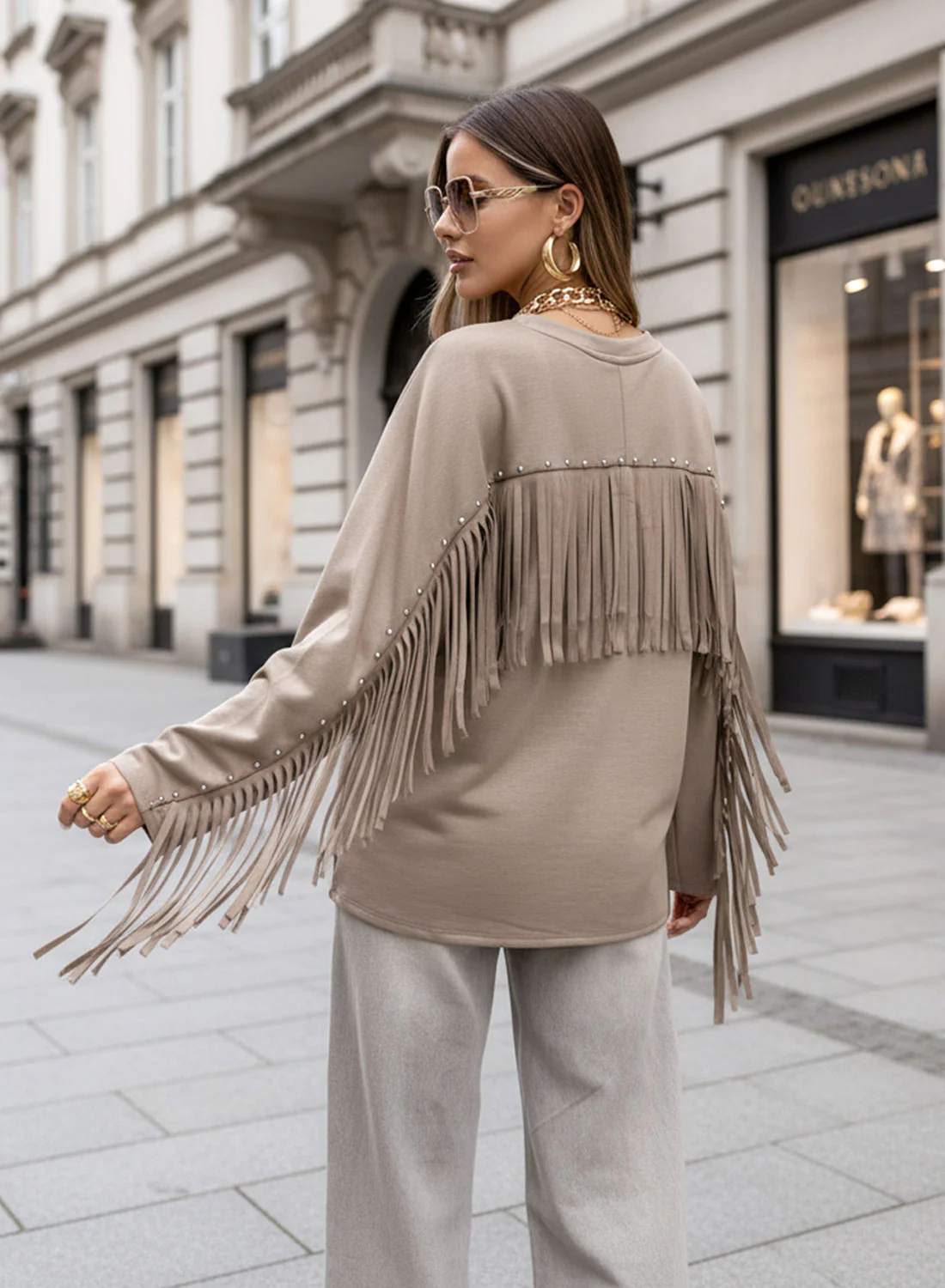 Maxi maglia beige con borchie e frange - Image 2