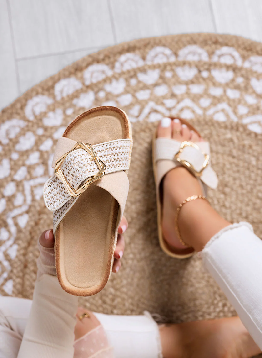 MAYA - Sandali Ciabatte beige platform con maxi fibbia dorata intrecciata - Image 3