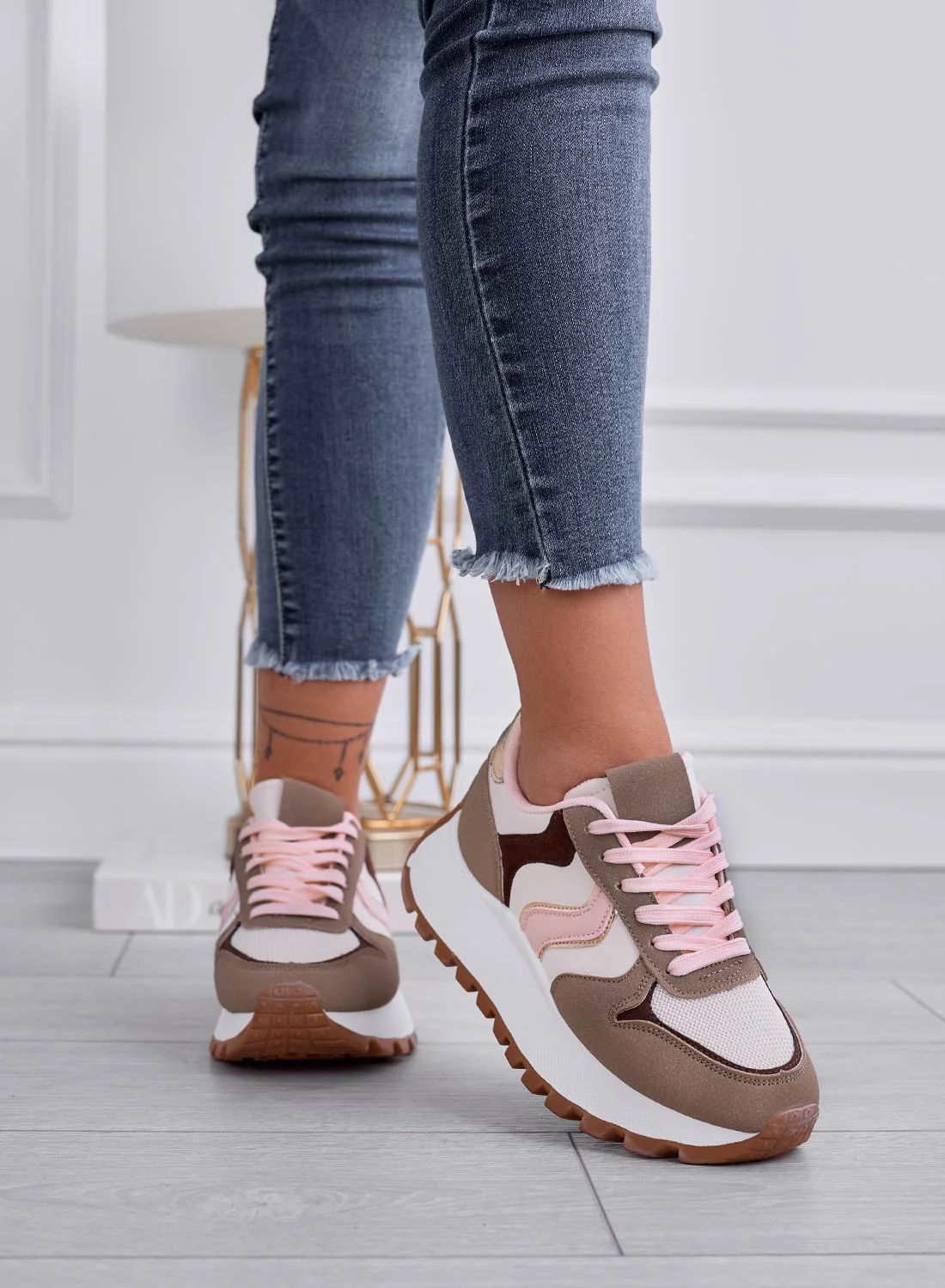 MEME - Sneakers fango con pannelli a contrasto rosa - Image 2