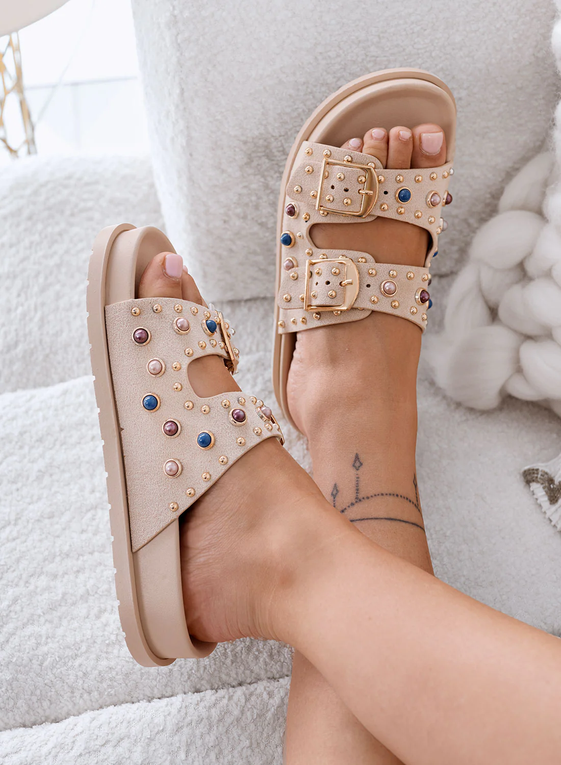 MILA - Sandali Ciabatte Beige con Fibbie Oro e Borchie Gioiello - Image 3