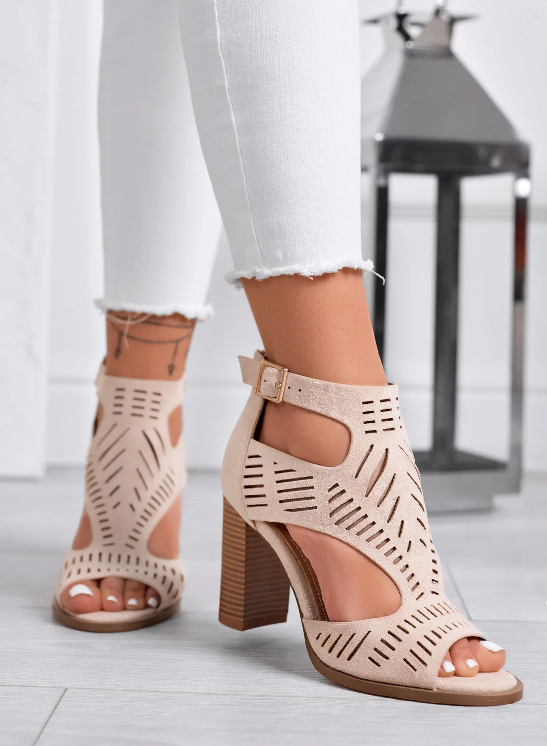 Sandali beige Traforati con Tacco Largo Effetto Legno