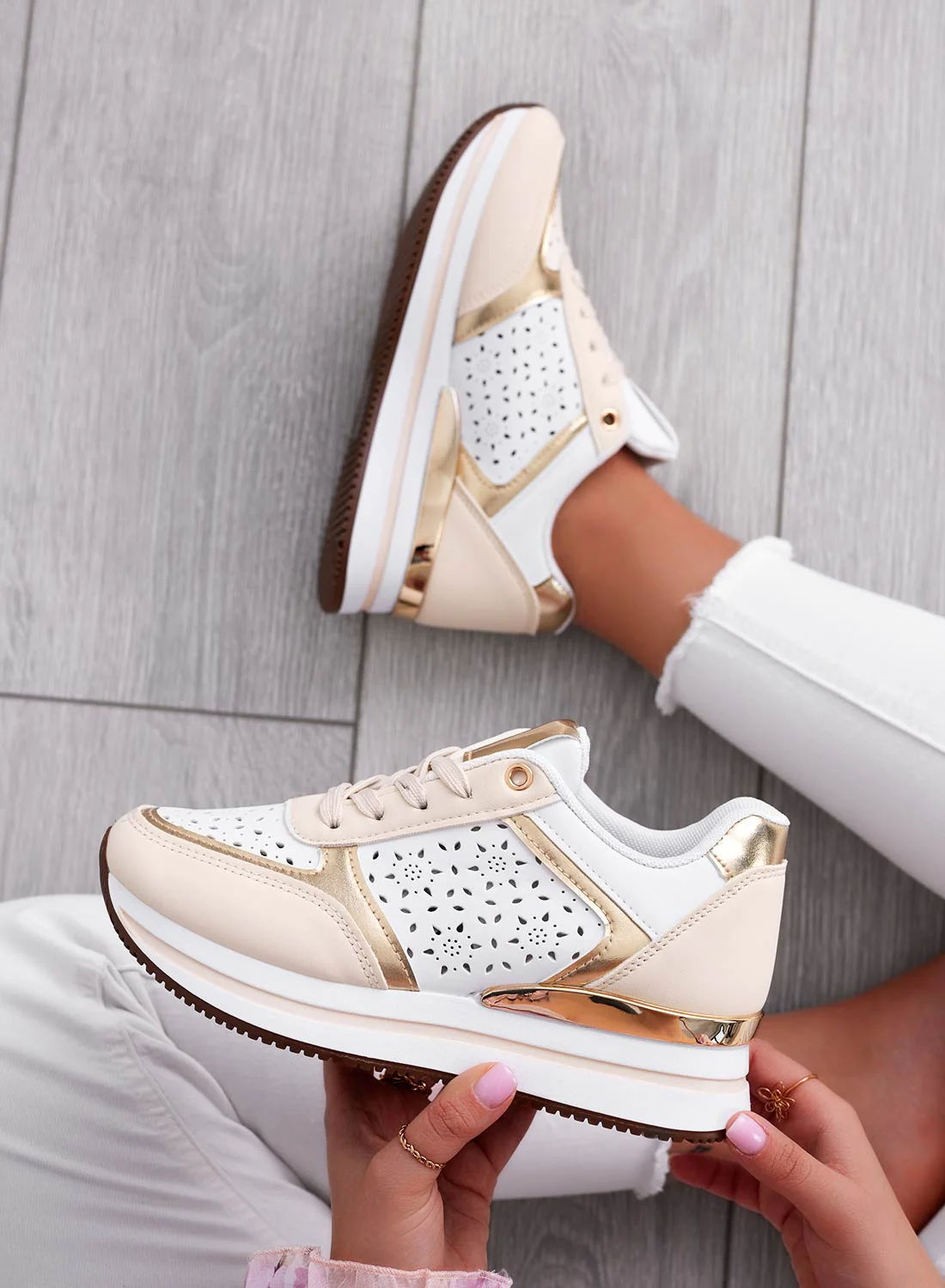 Sneakers beige traforate con inserti oro