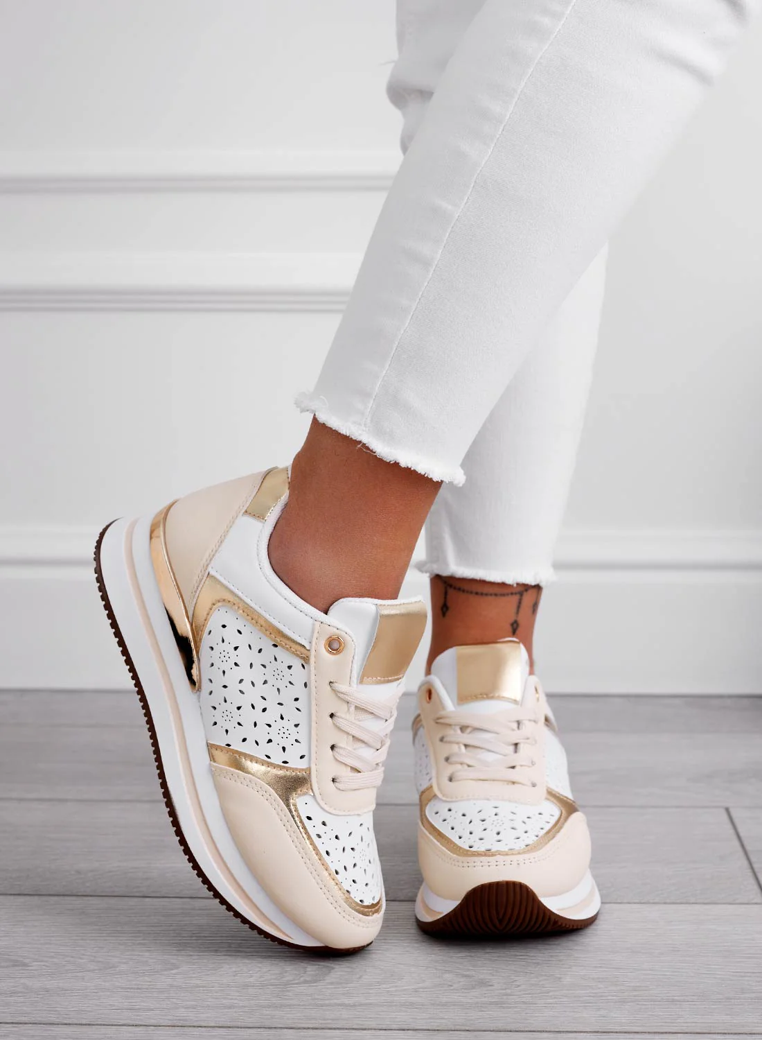 Sneakers beige traforate con inserti oro - Image 3