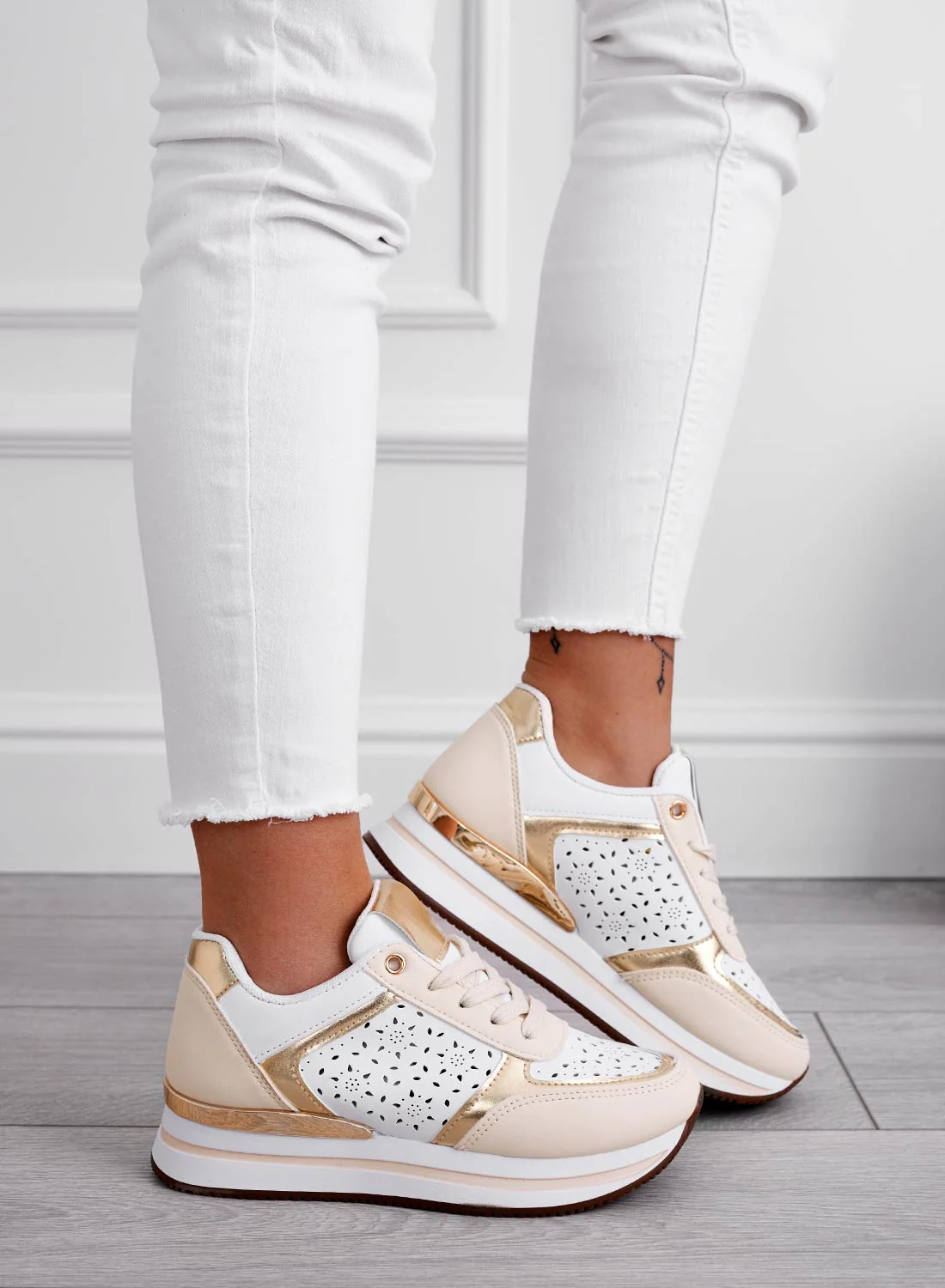 Sneakers beige traforate con inserti oro - Image 4