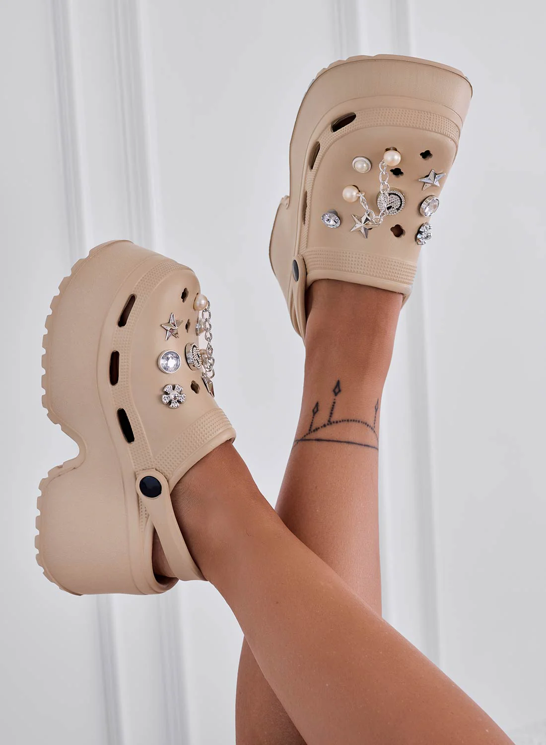 MINNA - Zoccoli platform gioiello in gomma beige - Image 5