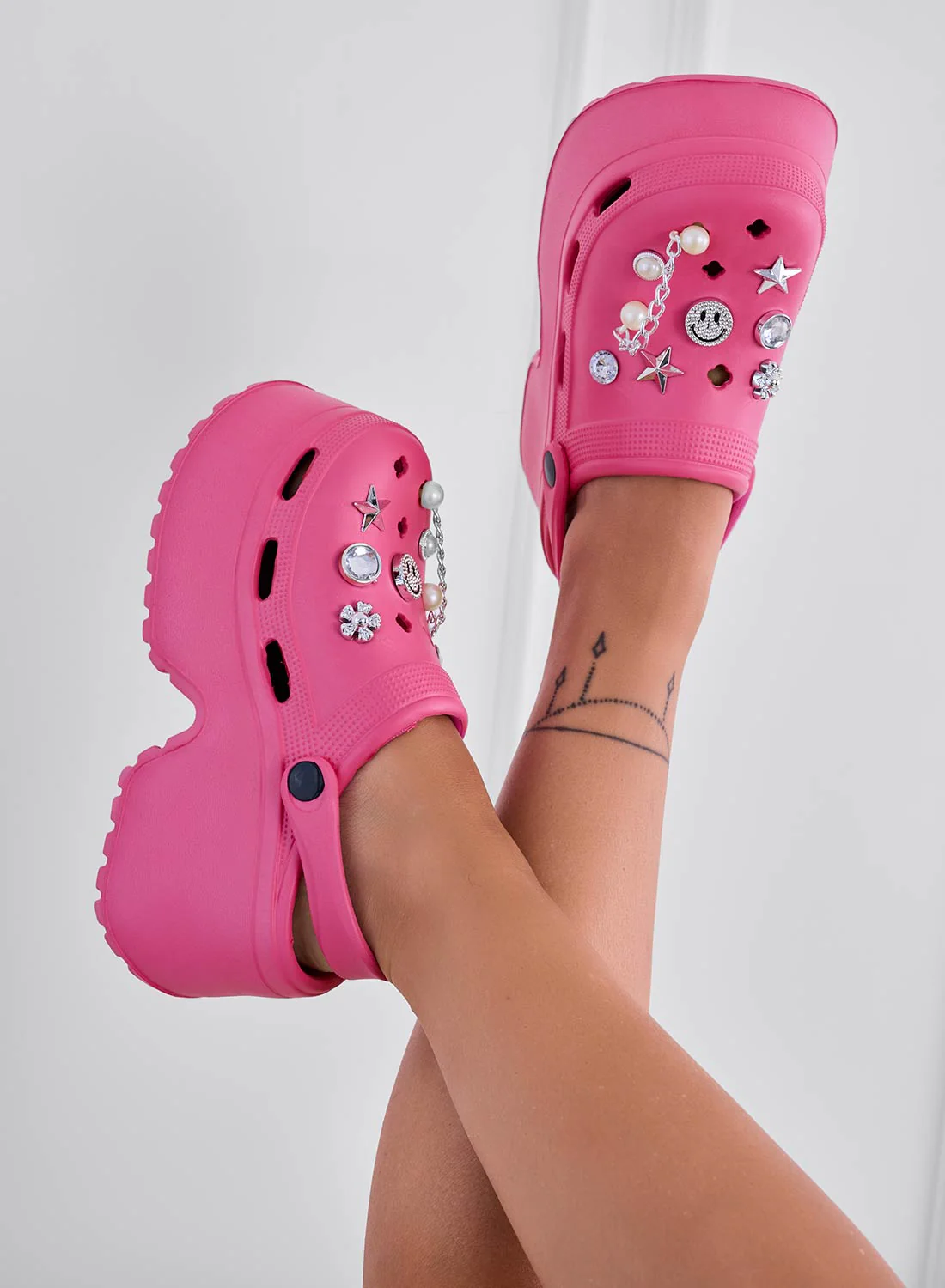 MINNA - Zoccoli platform gioiello in gomma fuxia - Image 3