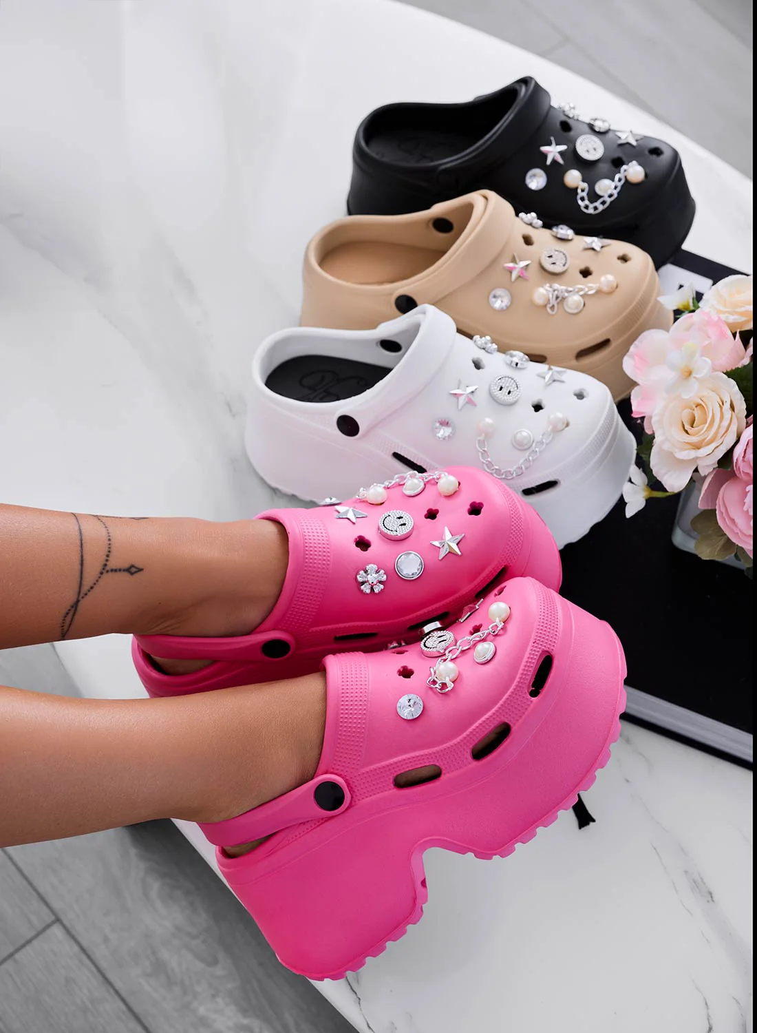 MINNA - Zoccoli platform gioiello in gomma fuxia - Image 5