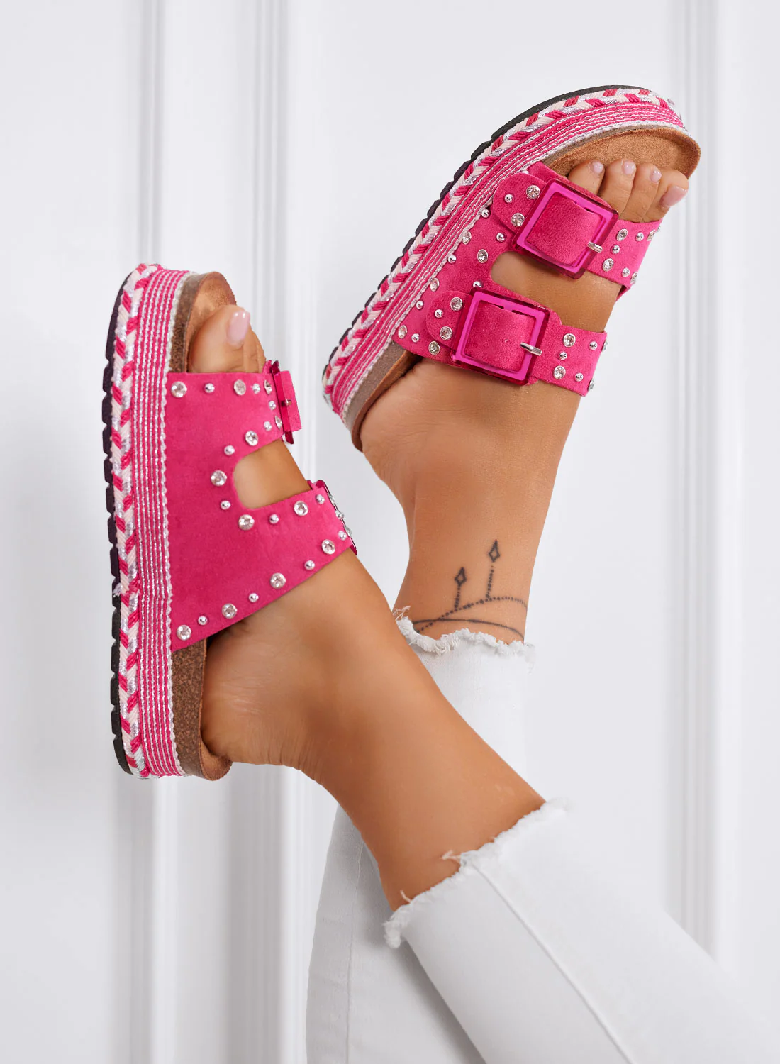 MOANA - Sandali Ciabatte fuxia platform con fibbie blu, borchie e strass - Image 4