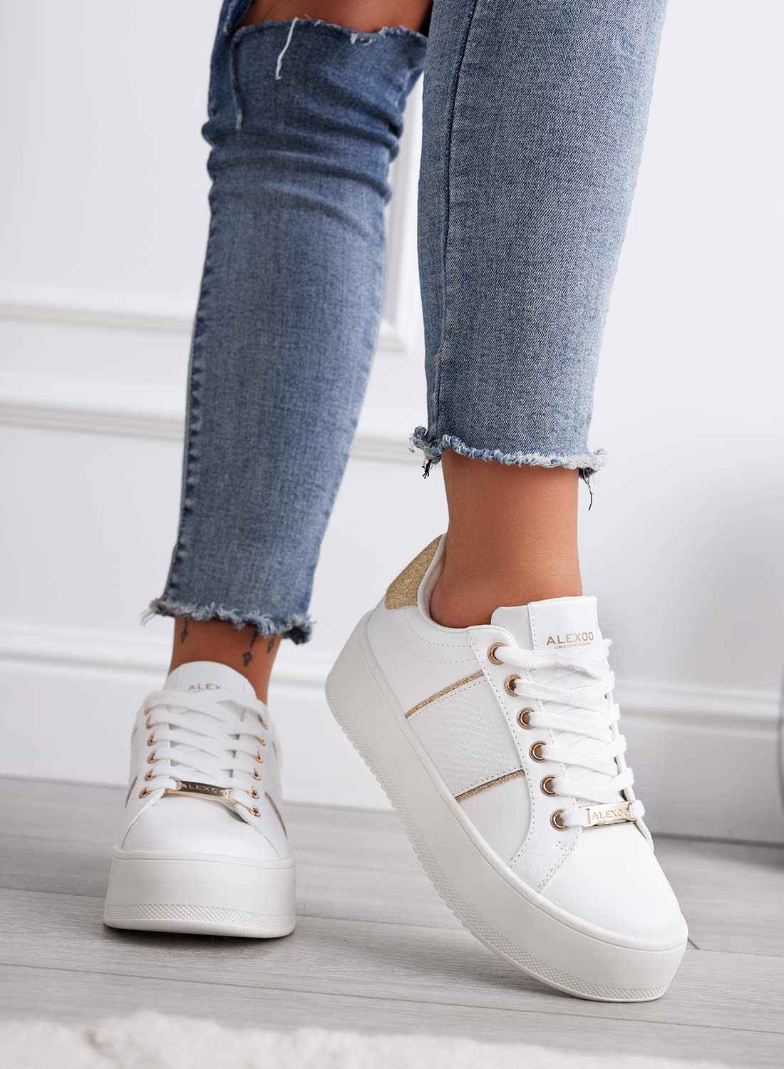 Sneakers bianche con inserti glitter oro - Image 3