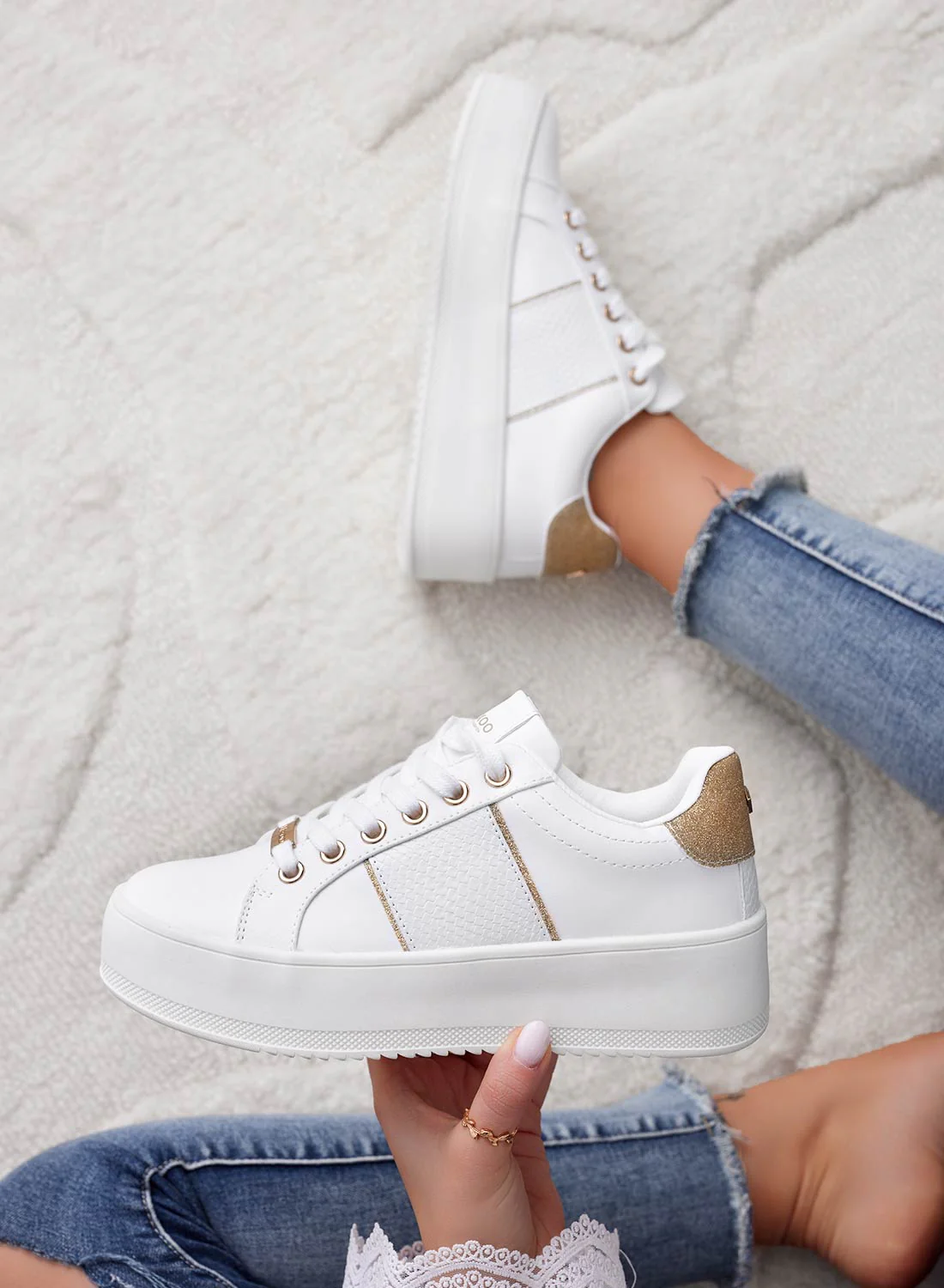 Sneakers bianche con inserti glitter oro - Image 4