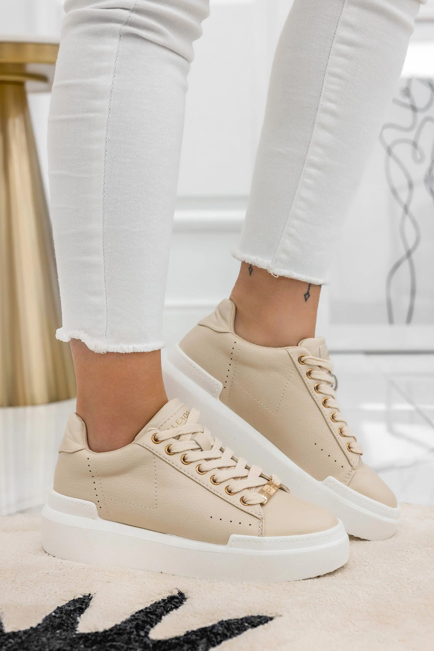 Sneakers beige Alexoo con rifiniture oro