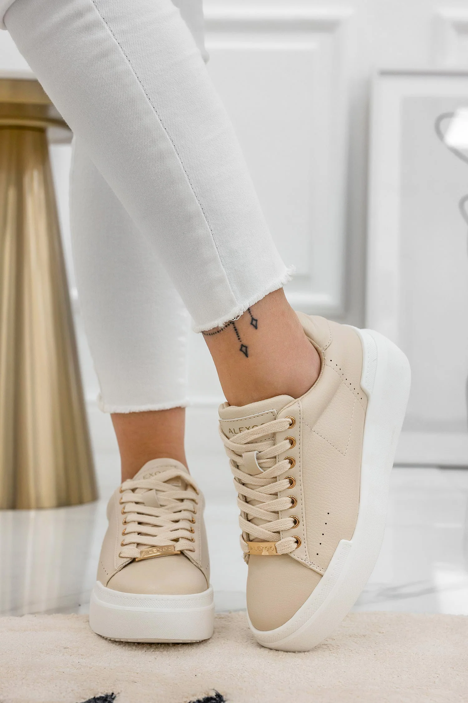 Sneakers beige Alexoo con rifiniture oro - Image 4