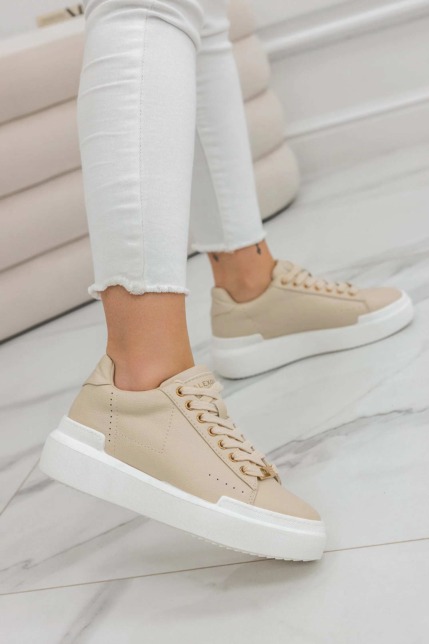 Sneakers beige Alexoo con rifiniture oro - Image 5