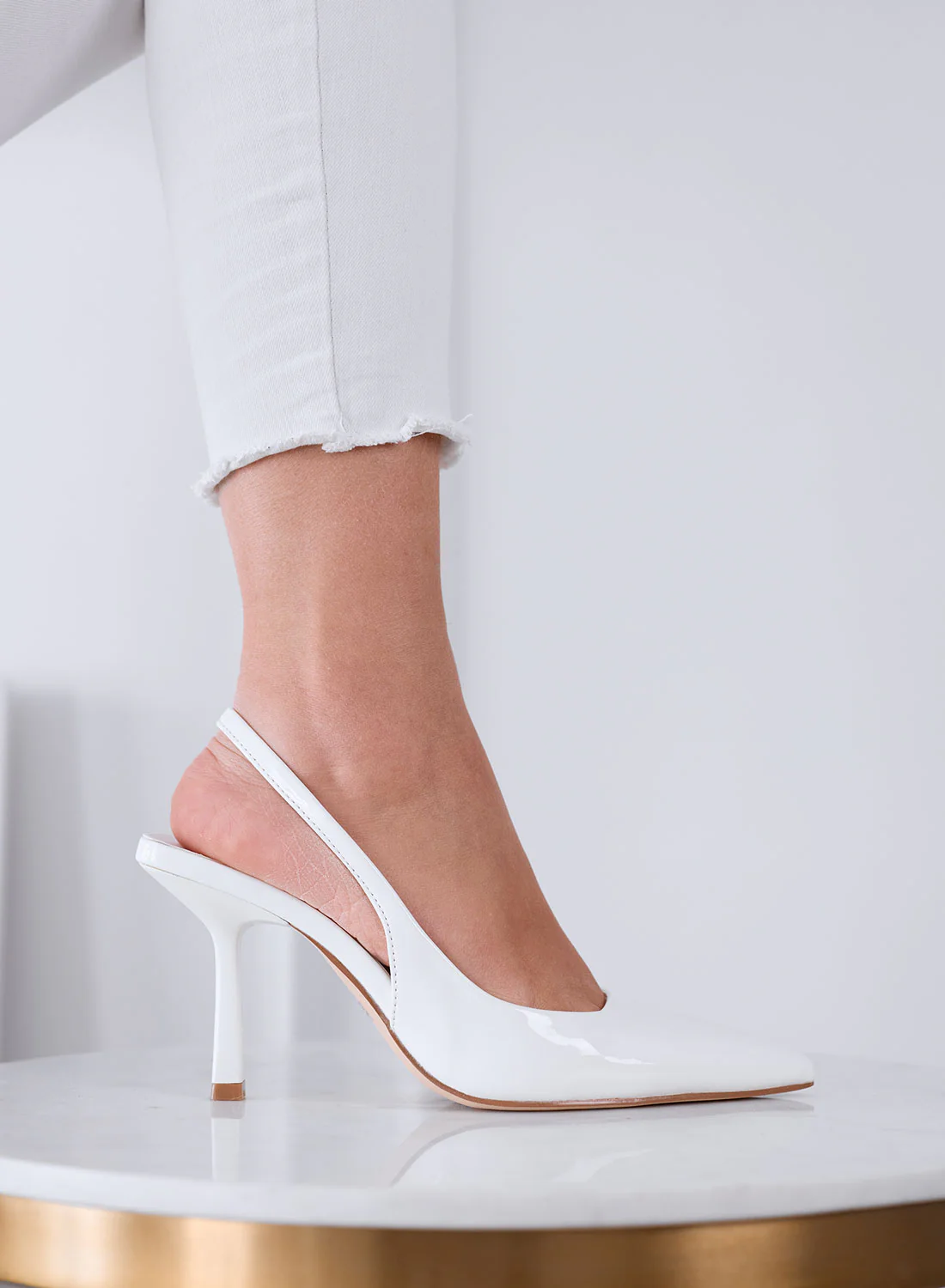 NAOMI - Décolleté Slingback bianche in Vernice a Punta con Tacco - Image 2