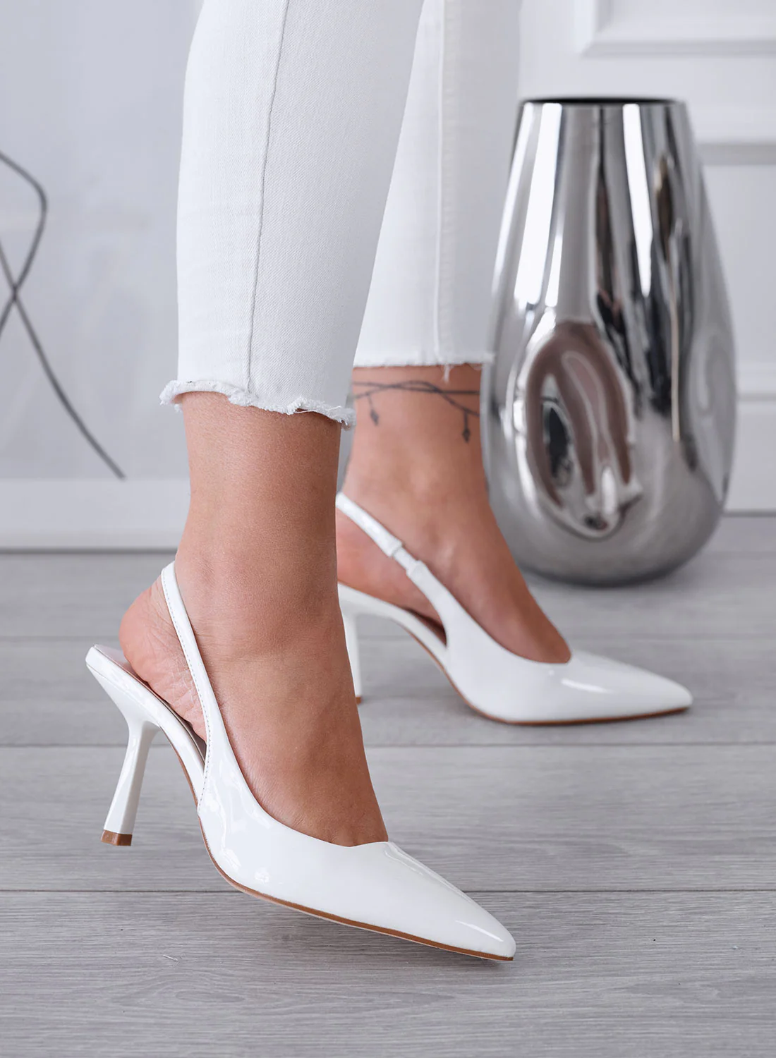 NAOMI - Décolleté Slingback bianche in Vernice a Punta con Tacco - Image 3