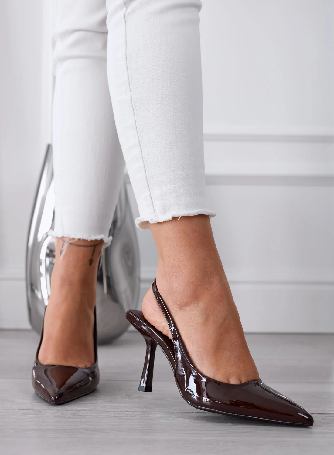 NAOMI - Décolleté Slingback marroni in Vernice a Punta con Tacco - Image 3
