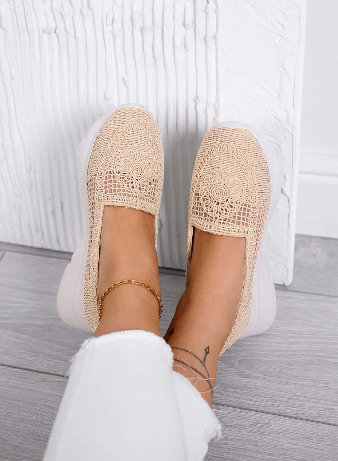 NASTIA - Mocassini beige Slip-on traforate in crochet con suola chunky bianca - Image 2