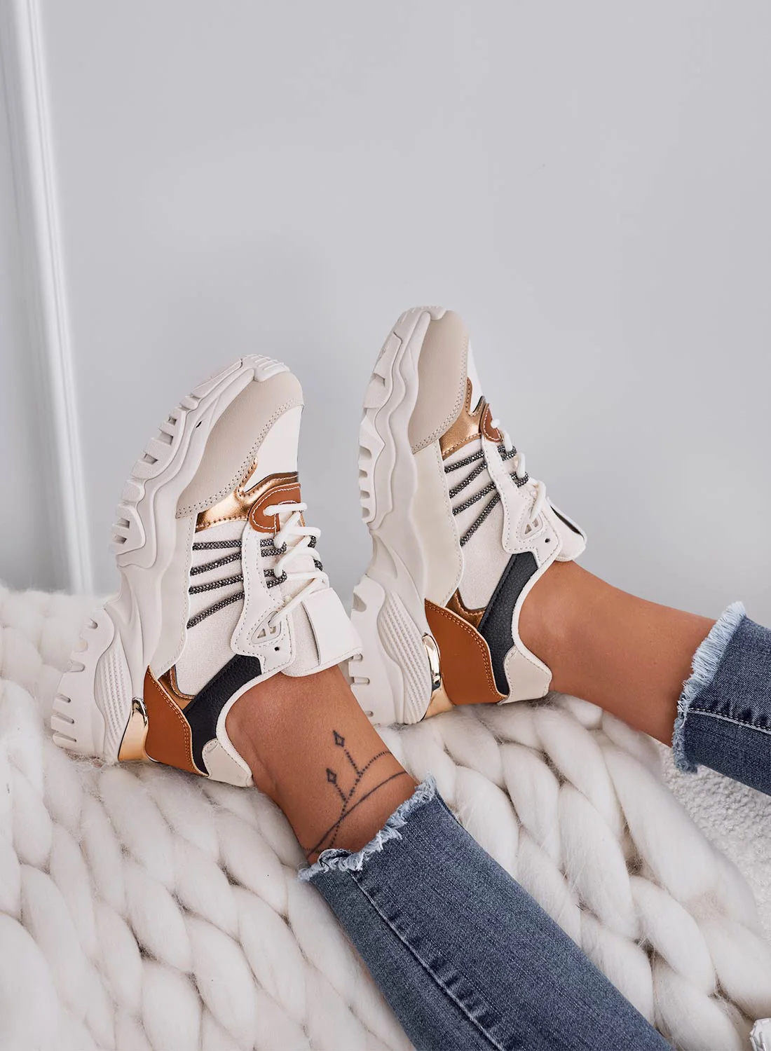 Sneakers beige con inserti marroni - Image 3