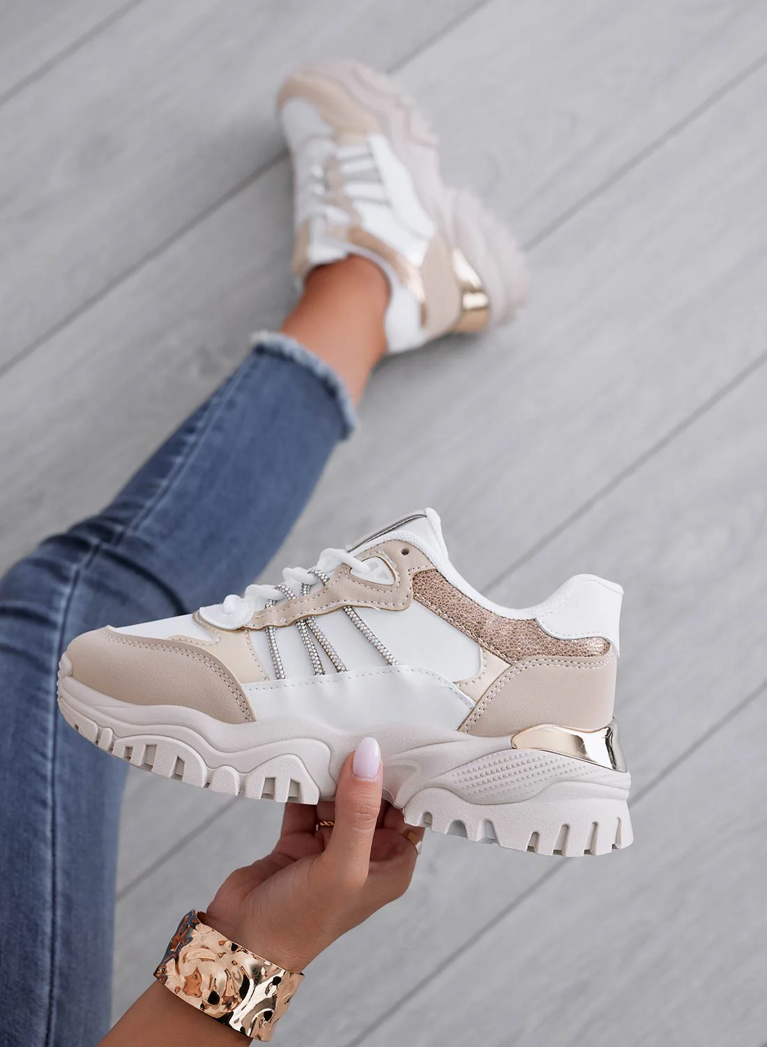 Sneakers bianche con inserti beige e oro - Image 3