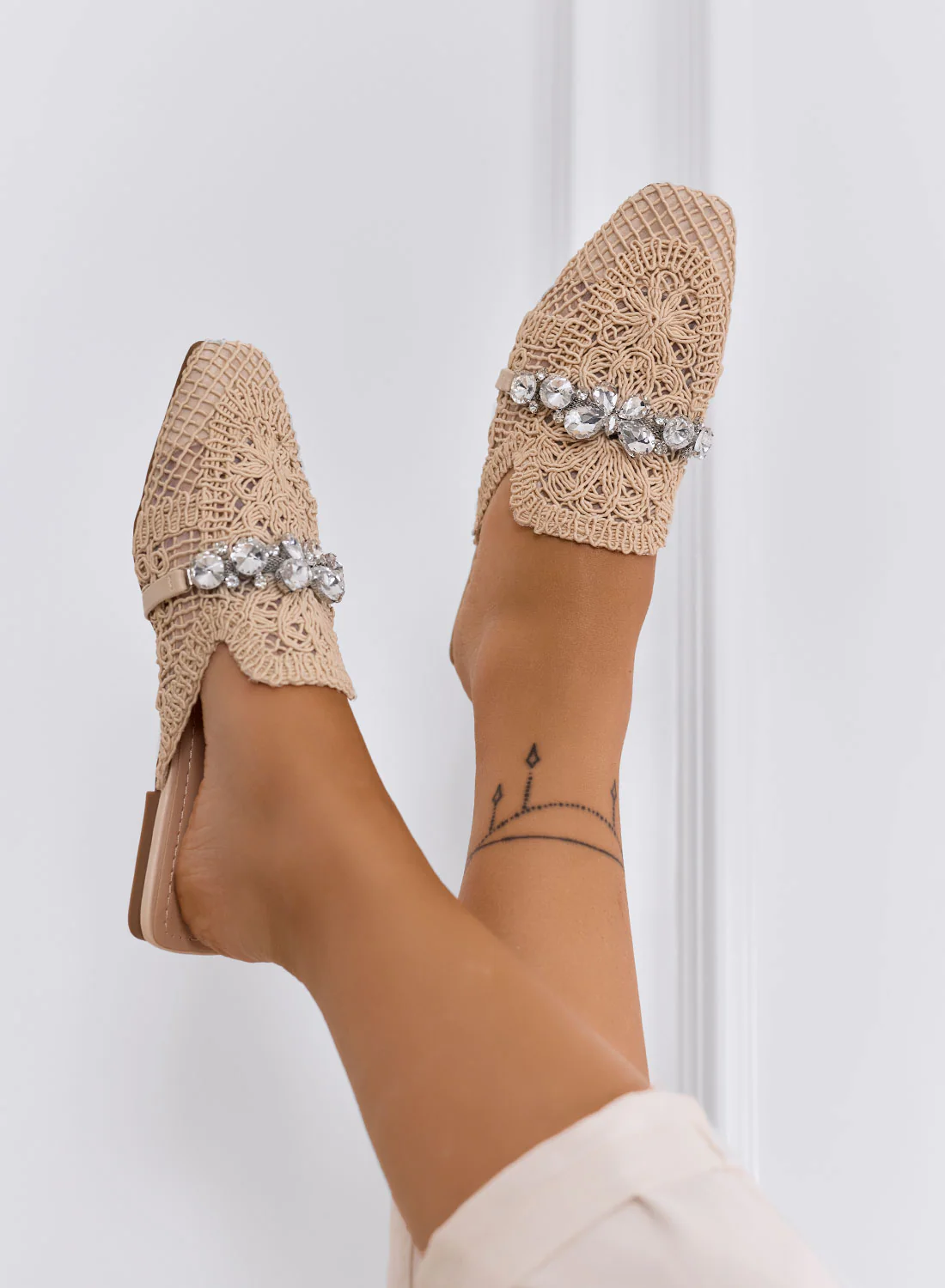ORIETTA - Sabot in pizzo beige con strass e punta squadrata - Image 3