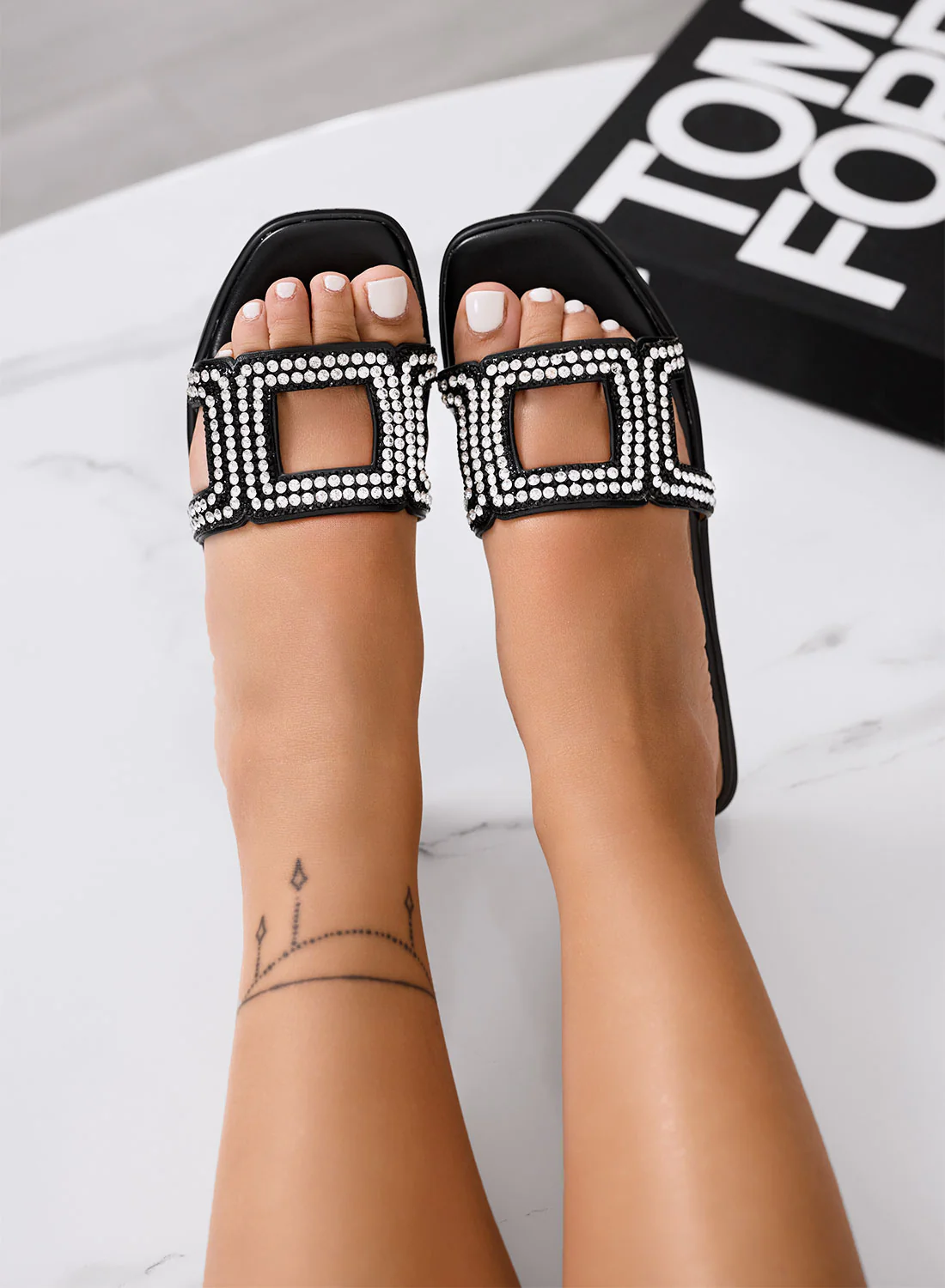 PAOLA - Sandali neri bassi con strass e design geometrico a fascia - Image 3