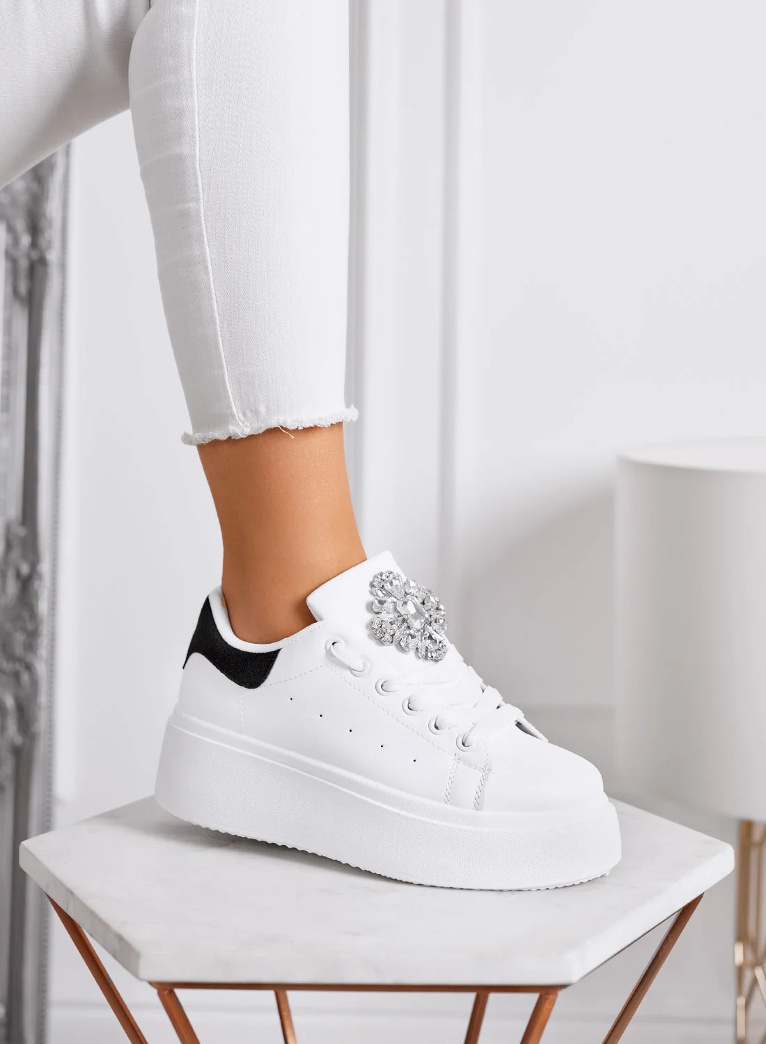 RONNIE - Sneakers bianche platform con retro nero e maxi fiore gioiello - Image 3