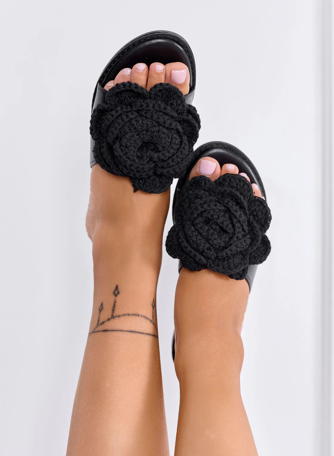 SARAH - Ciabatte nere con Maxi Fiore Crochet - Image 2
