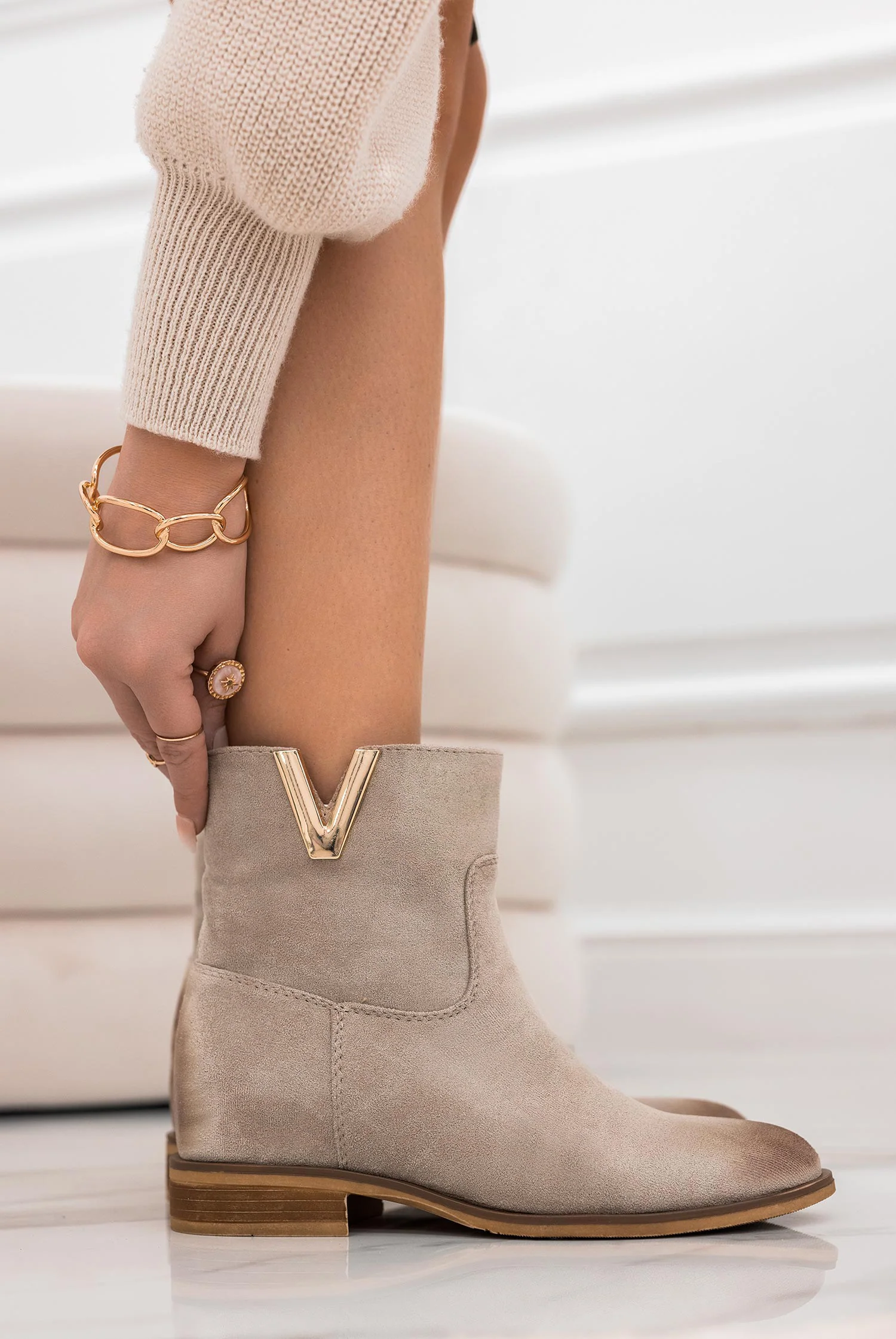 Stivaletti beige scamosciati con zeppa interna