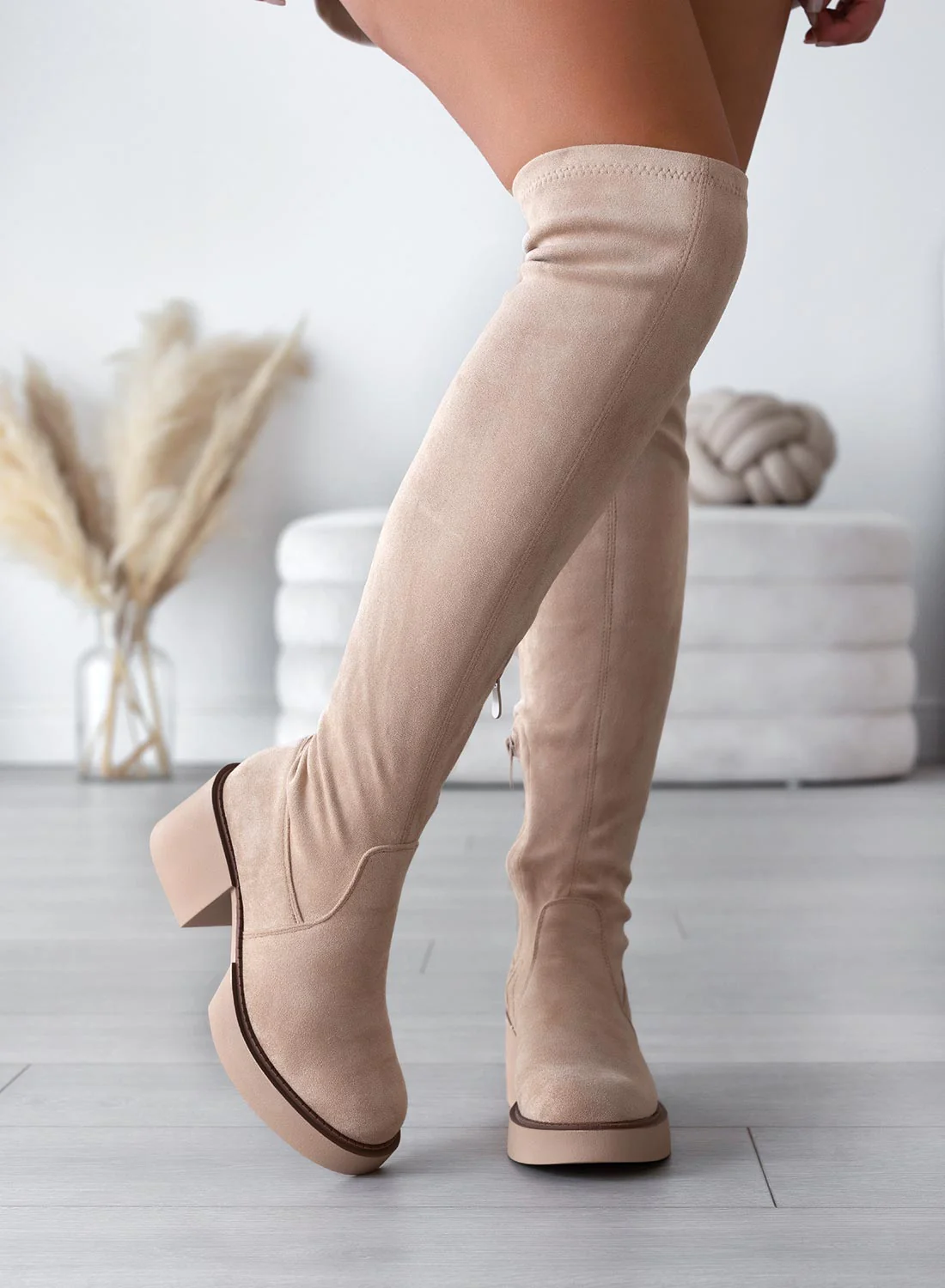 SLOANE - Stivali Alexoo beige scamosciati alla coscia - Image 5