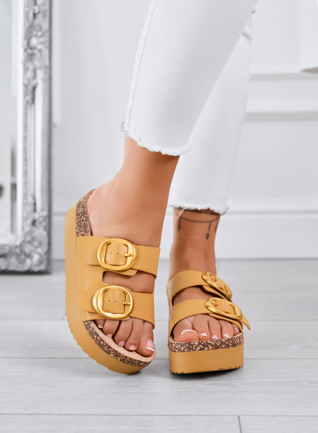 SOFIA - Sandali beige Ciabatte platform con doppia fibbia oro - Image 2