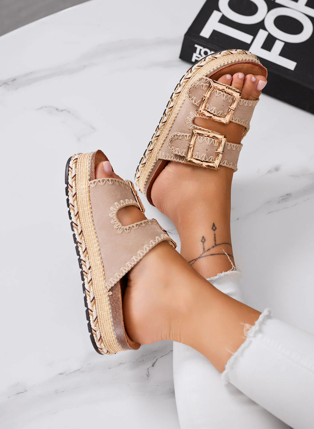 SPARTA - Sandali Ciabatte beige con maxi fibbie oro e suola platform - Image 3
