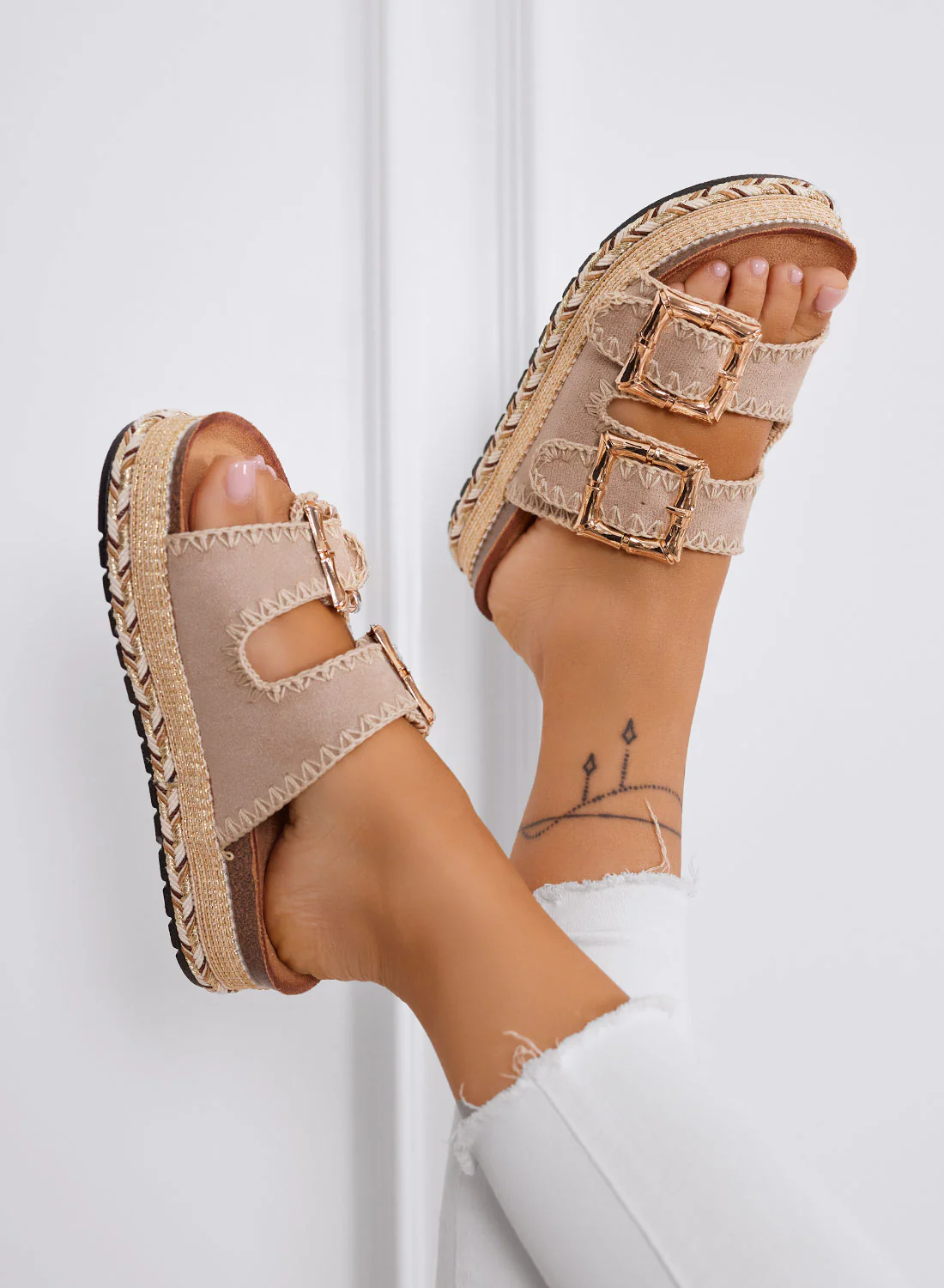 SPARTA - Sandali Ciabatte beige con maxi fibbie oro e suola platform - Image 4