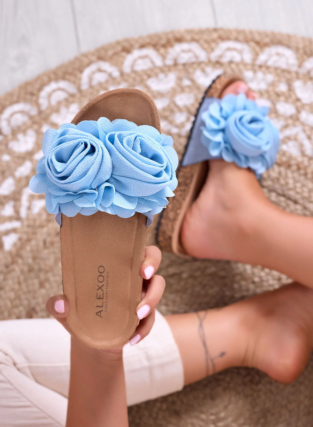 SUMMER - Sandali azzurri a ciabatta con fiori applicati