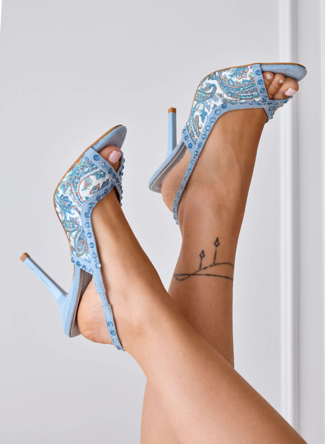 TAYLOR - Sandali Slingback Azzurri a fantasia con Tacco - Image 4