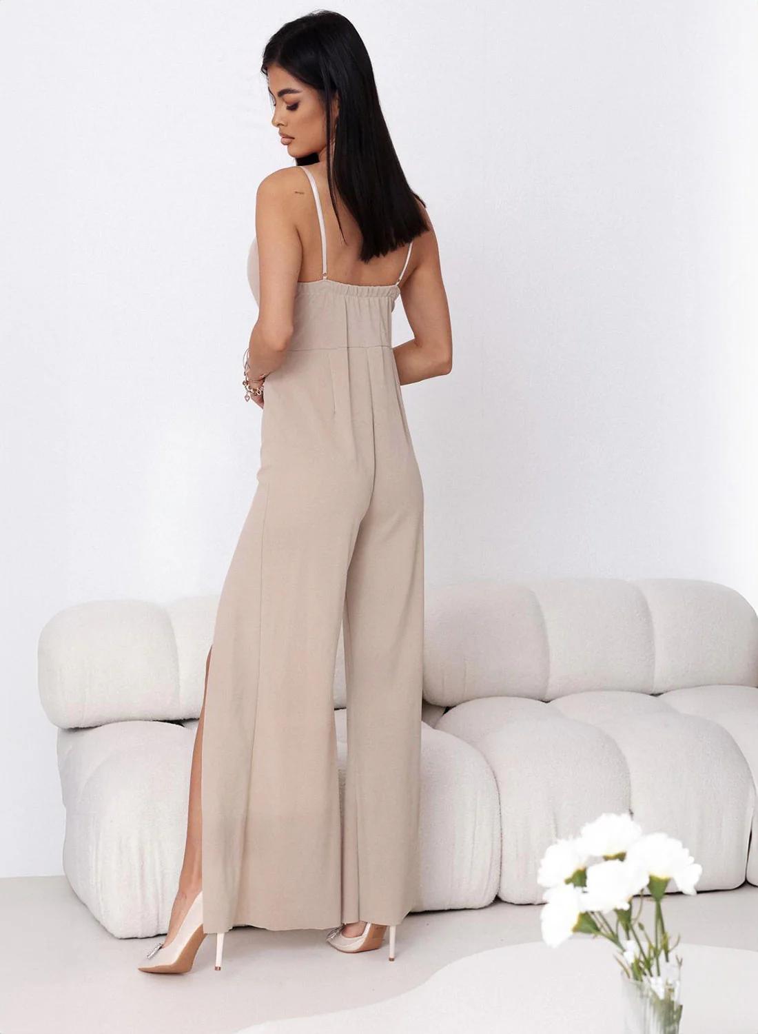 Tuta elegante beige con spacchi sulle gambe - Image 2