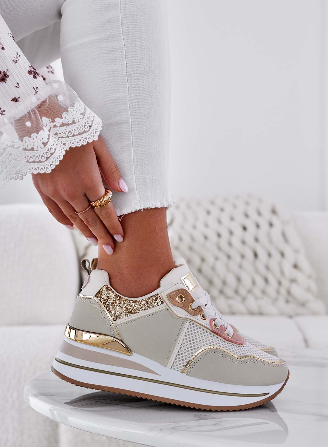 VALDA - Sneakers beige con inserti glitter oro - Image 4
