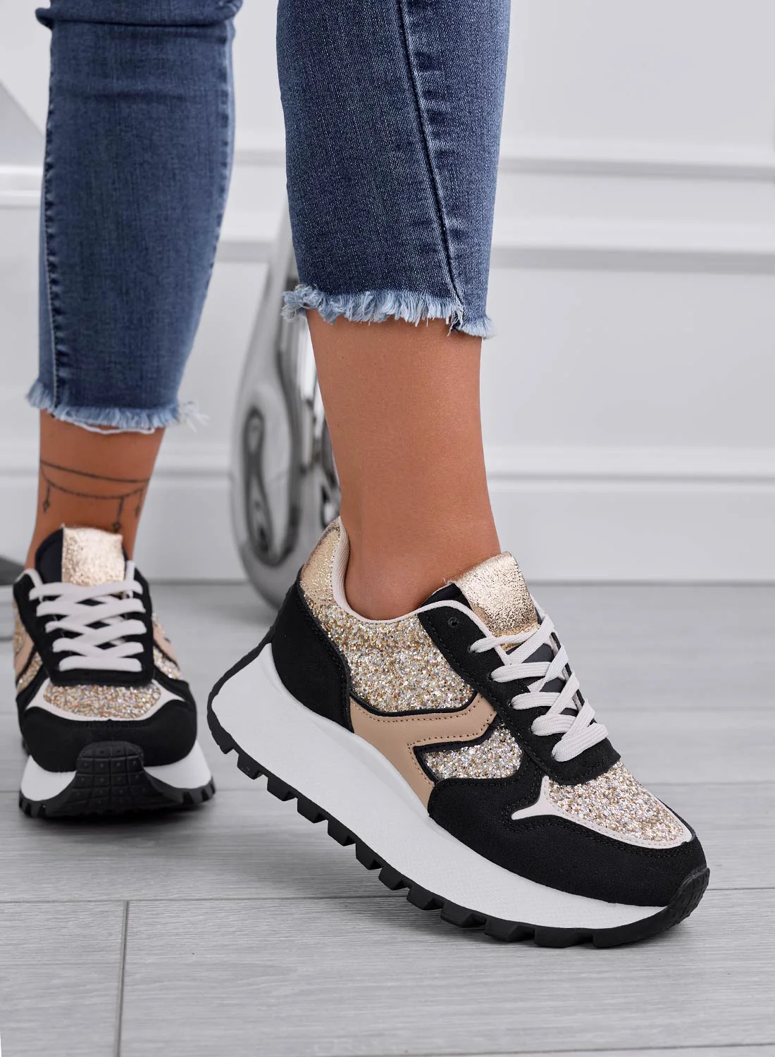 VIVIANA - Sneakers nere con inserti glitter oro - Image 3